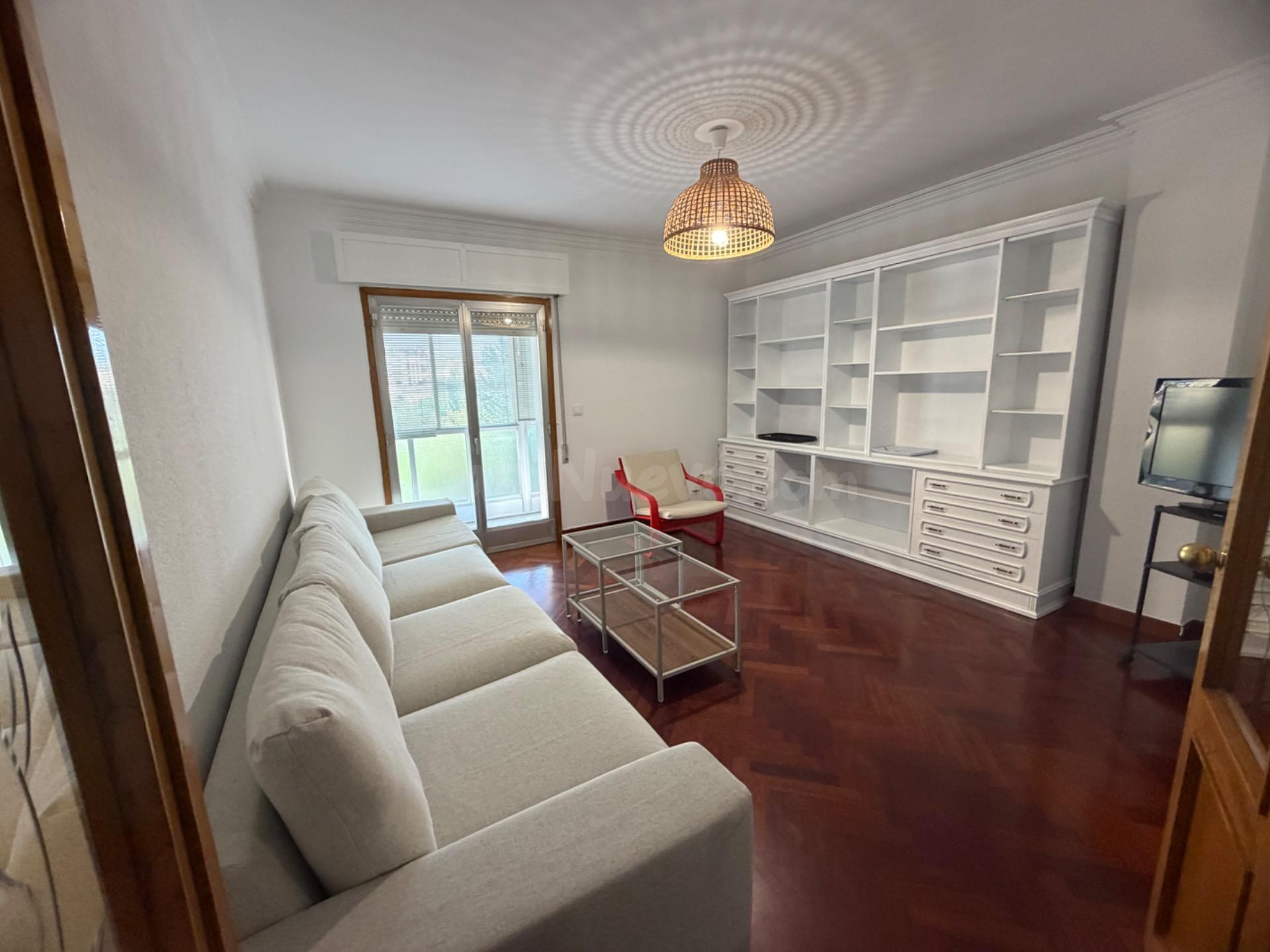 Amplio Piso Semireformado en el Corazón de Ourense - Ideal para Estudiantes Solo Dos habitaciones Libres -