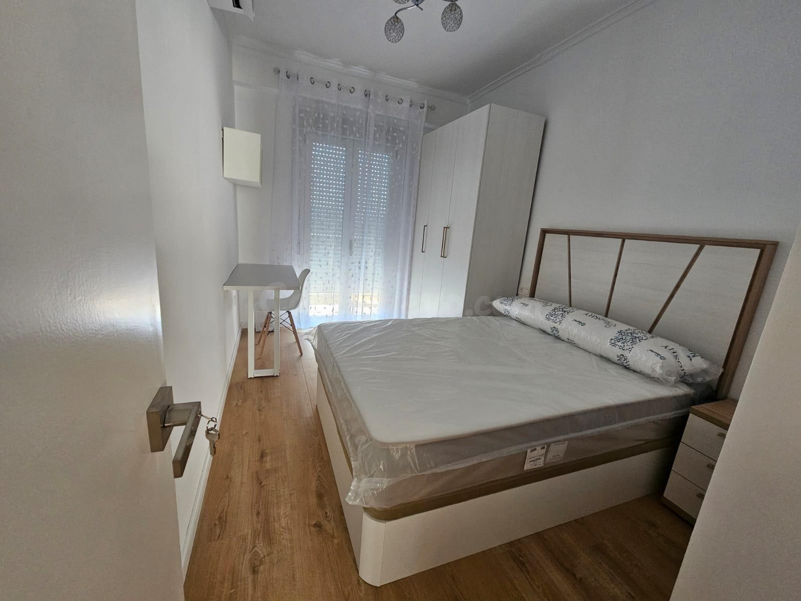 Amplia Habitación en Alquiler en Ourense  al lado estación AVE- ¡¡¡ESPECIAL ESTUDIANTES!!!-