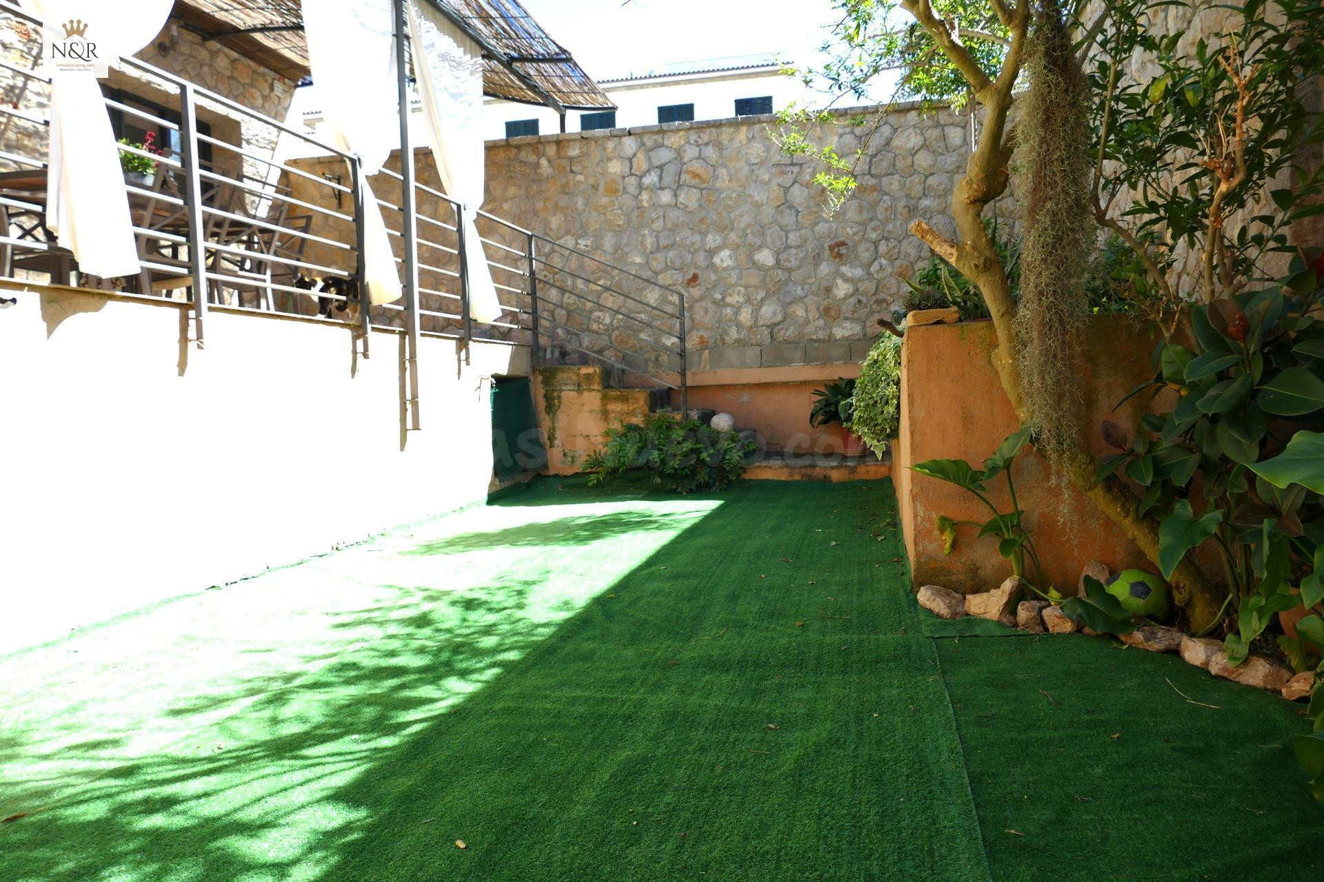 CASA UNIFAMILIAR CON JARDÍN Y GARAJE - foto 2