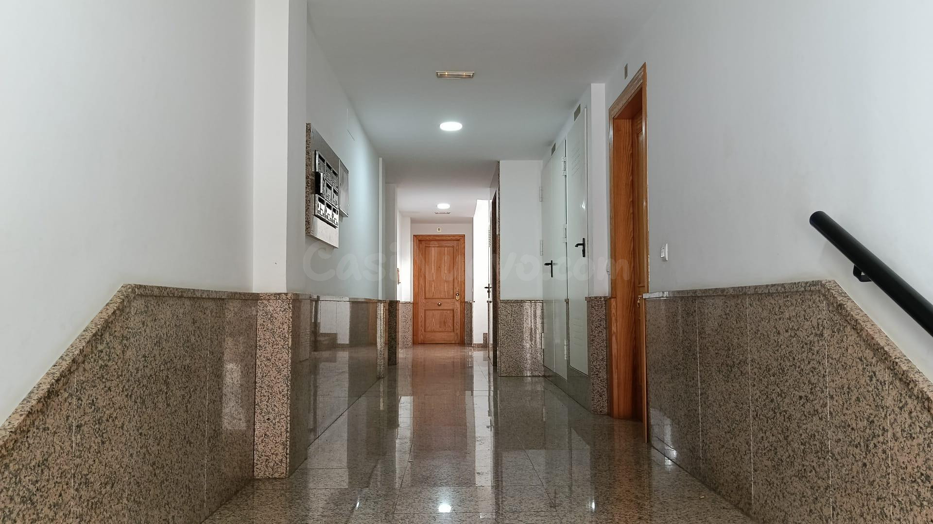 ¡Tu Ático Ideal en El Ejido Sur por solo €126,500! - foto 4