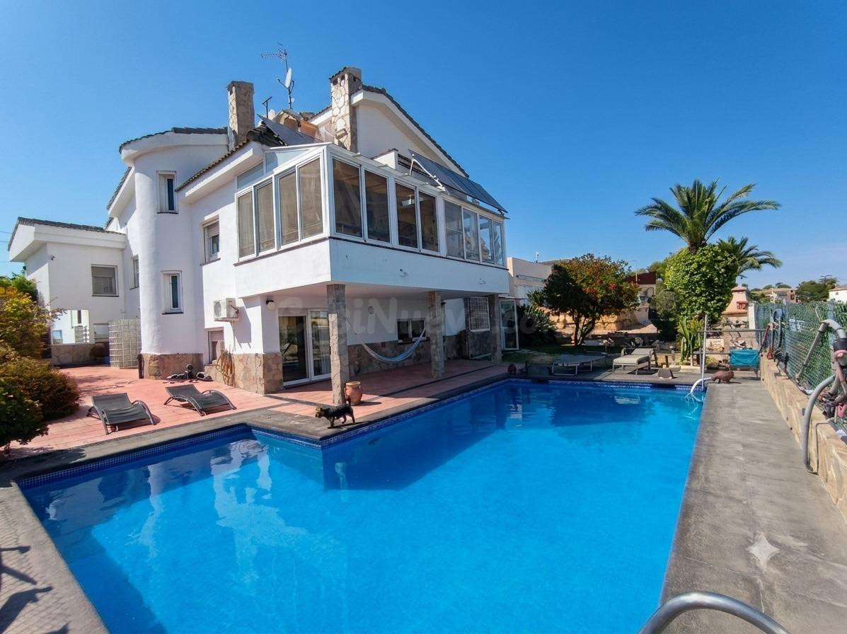 Exclusiva villa con piscina a un paso de la playa con vistas al mar