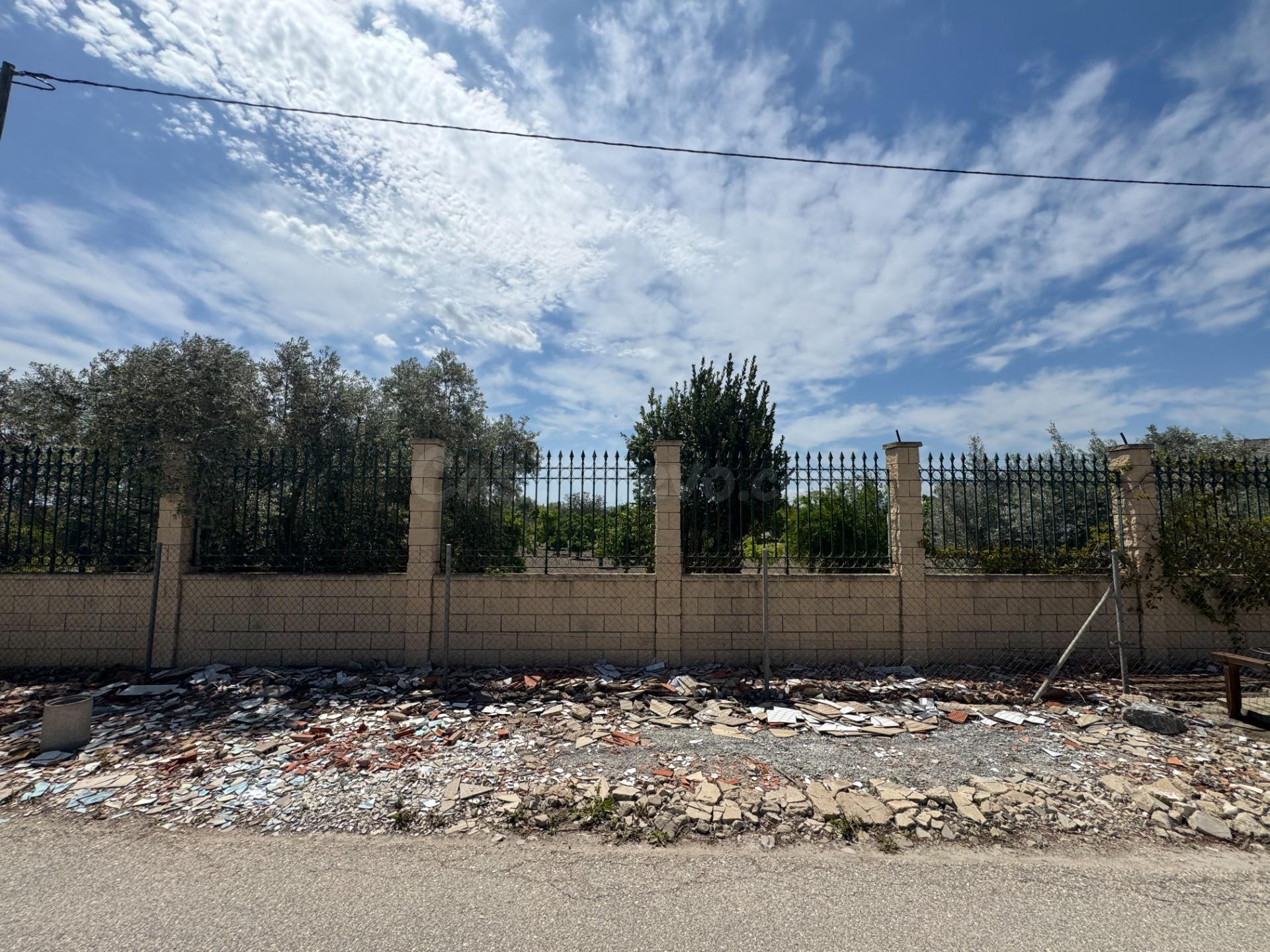 Amplia Casa de Huerta en Callosa de Segura con Terreno y Posibilidades