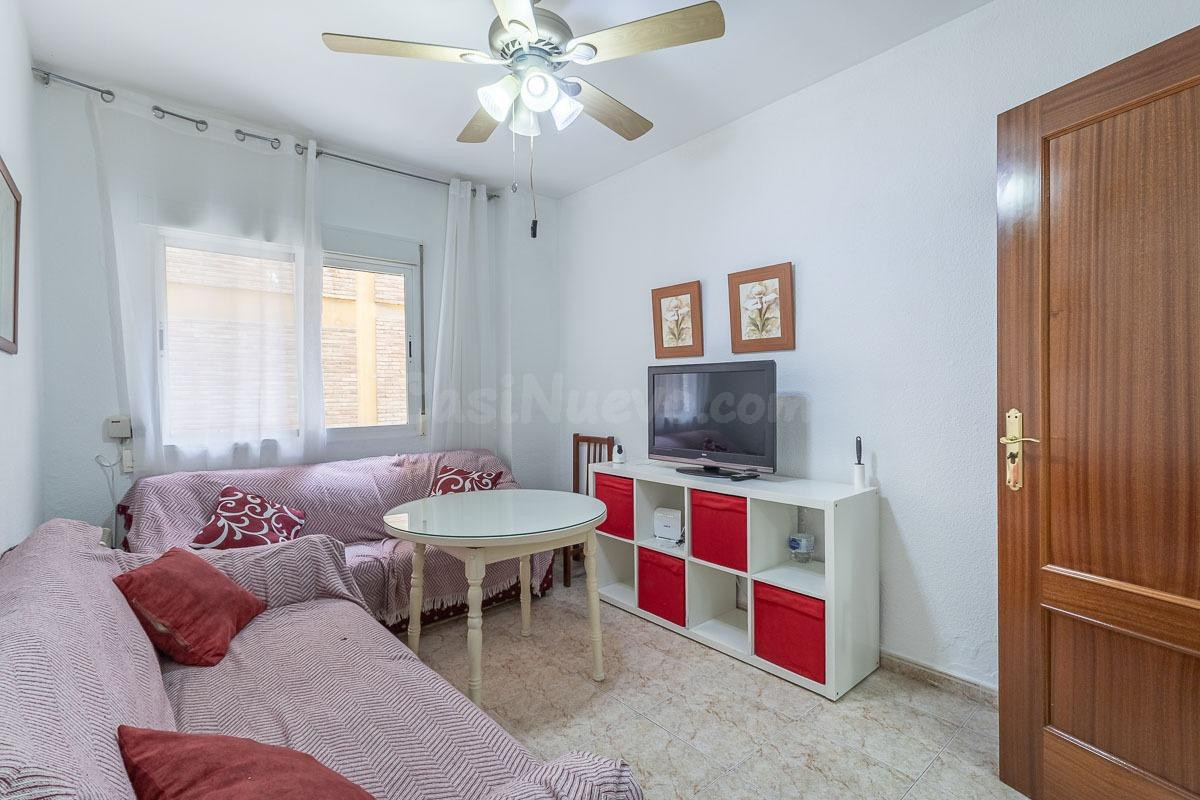 Avenida de Madrid. Piso junto a facultades y hospitales con 3 dormitorios, salón, cocina y baño.