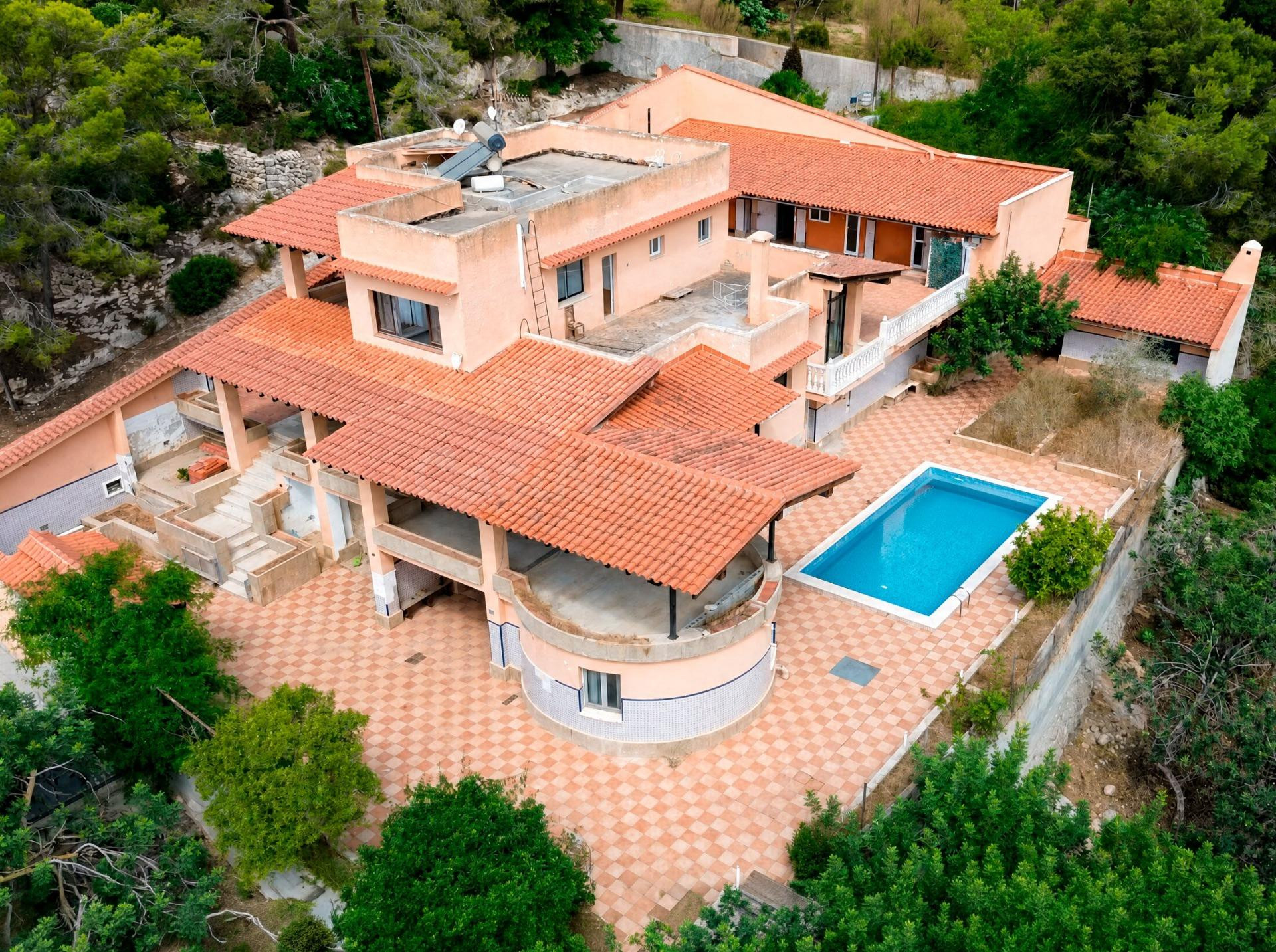 VILLA CON PISCINA A LA VENTA EN IBIZA A 10 MINUTOS DEL PUERTO DEPORTIVO