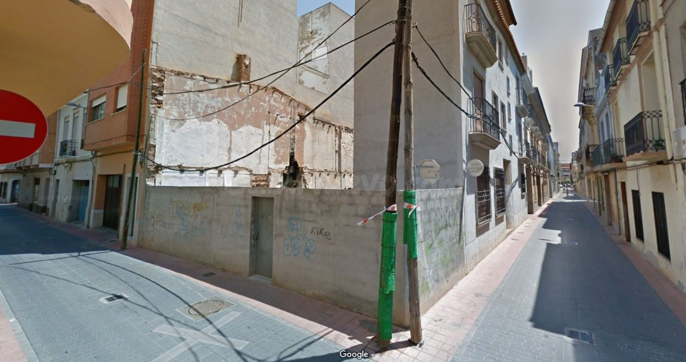 Terreno urbano en el centro de la población - foto 2