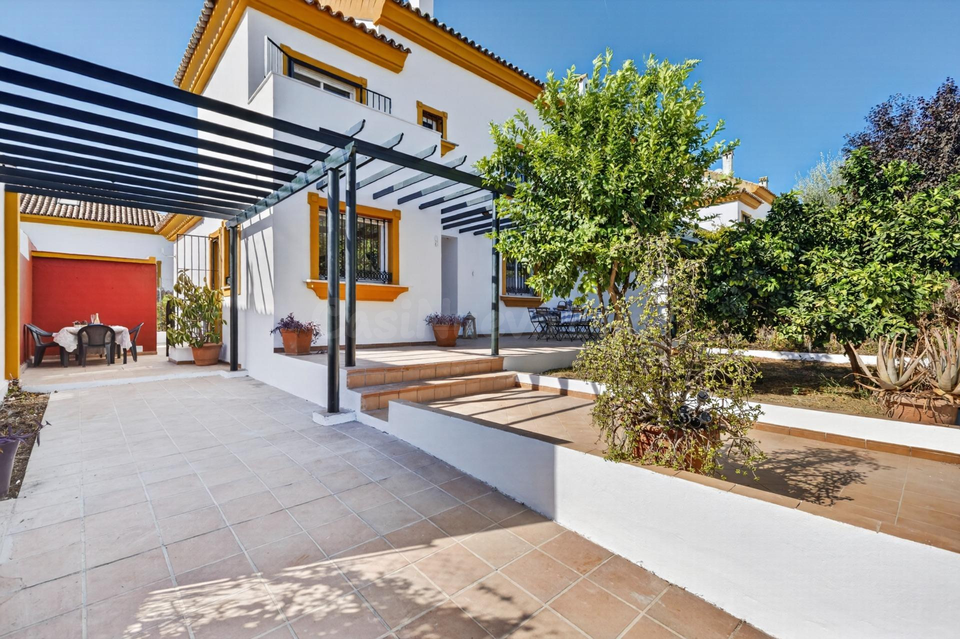 CHALET PAREADO CON DORMITORIO Y BAÑO  EN PLANTA BAJA, BUHARDILLA Y CLUB SOCIAL  CON PISCINA