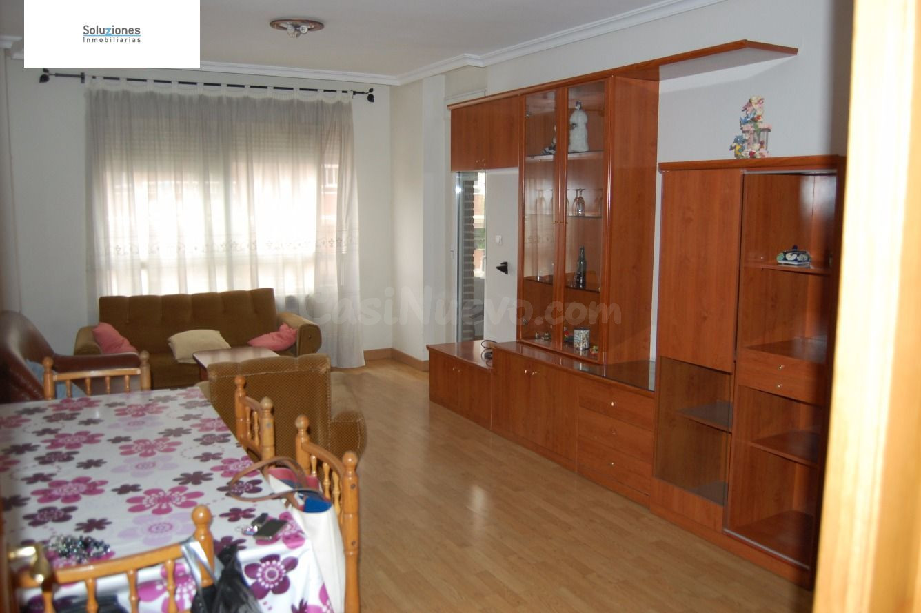 Vivienda muy amplia, seminueva, con 4 dormitorios, 2 baños, calefacción, lavadero, patio y ascensor