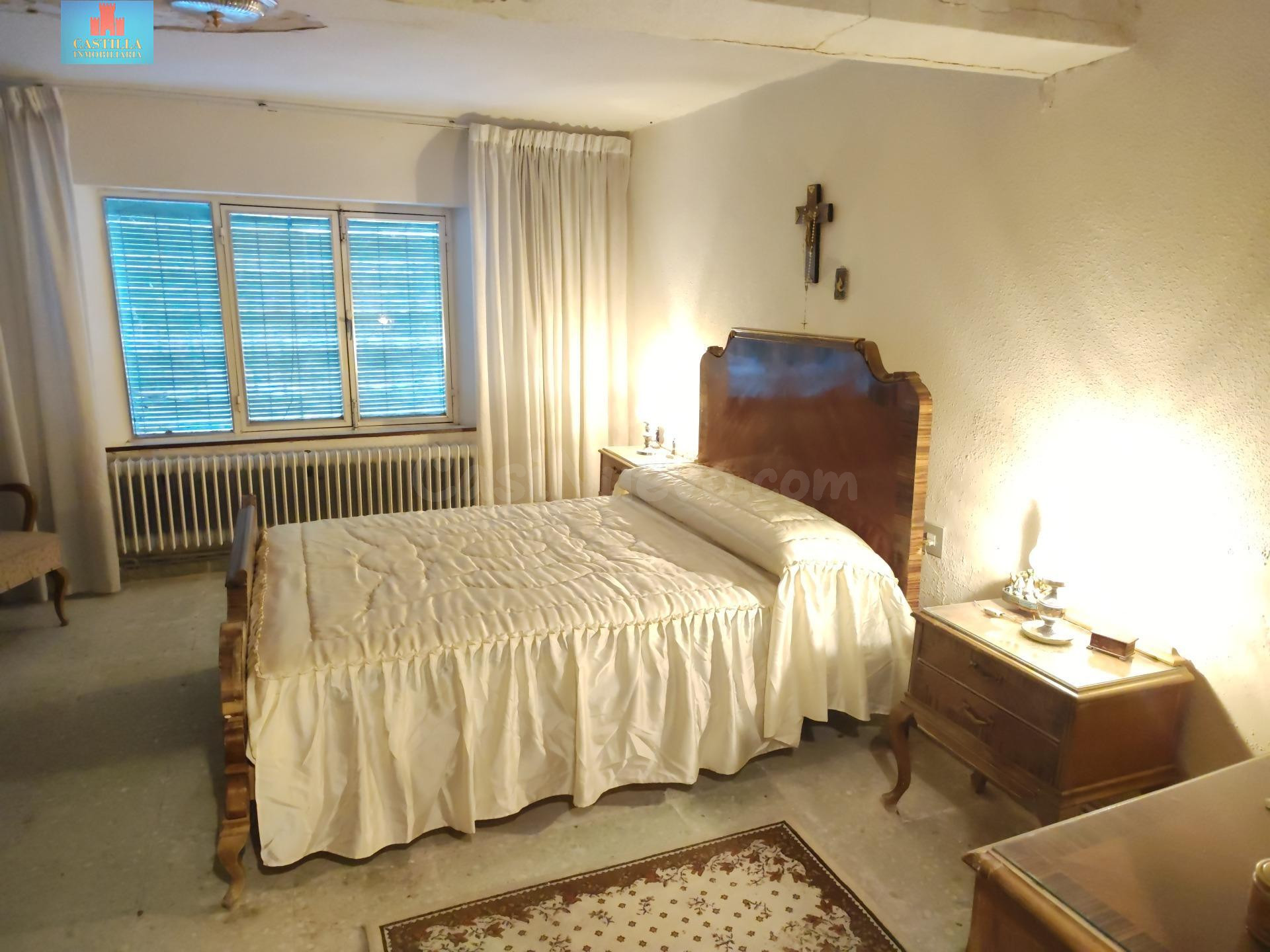 OPORTUNIDAD URBANO CASA CON TERRENO, GARAJE, ALMACENES... - foto 2