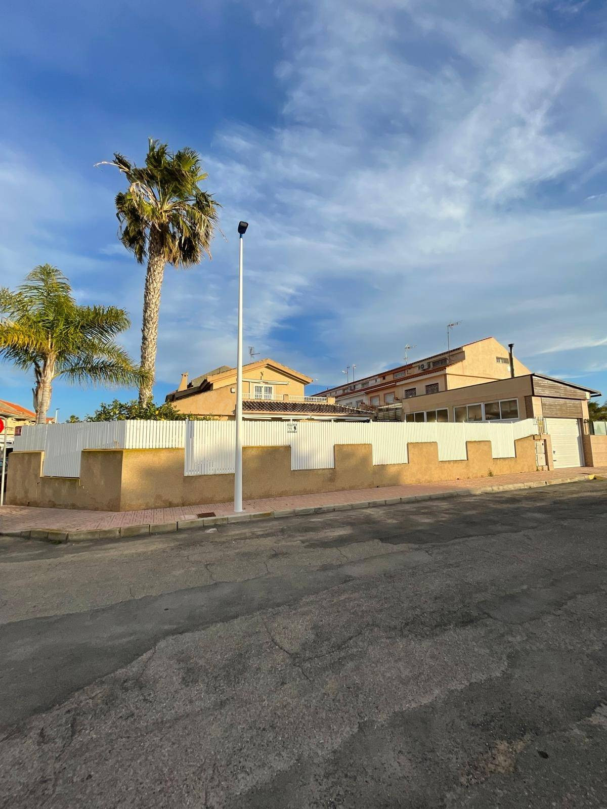 Chalet de 4 dormitorios con piscina y gran parcela en Santiago de la Ribera