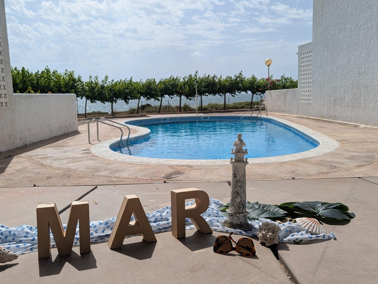 ¡ADOSADO EN URBANIZACIÓN PRIVADA EN PRIMERA LÍNEA DE MAR!