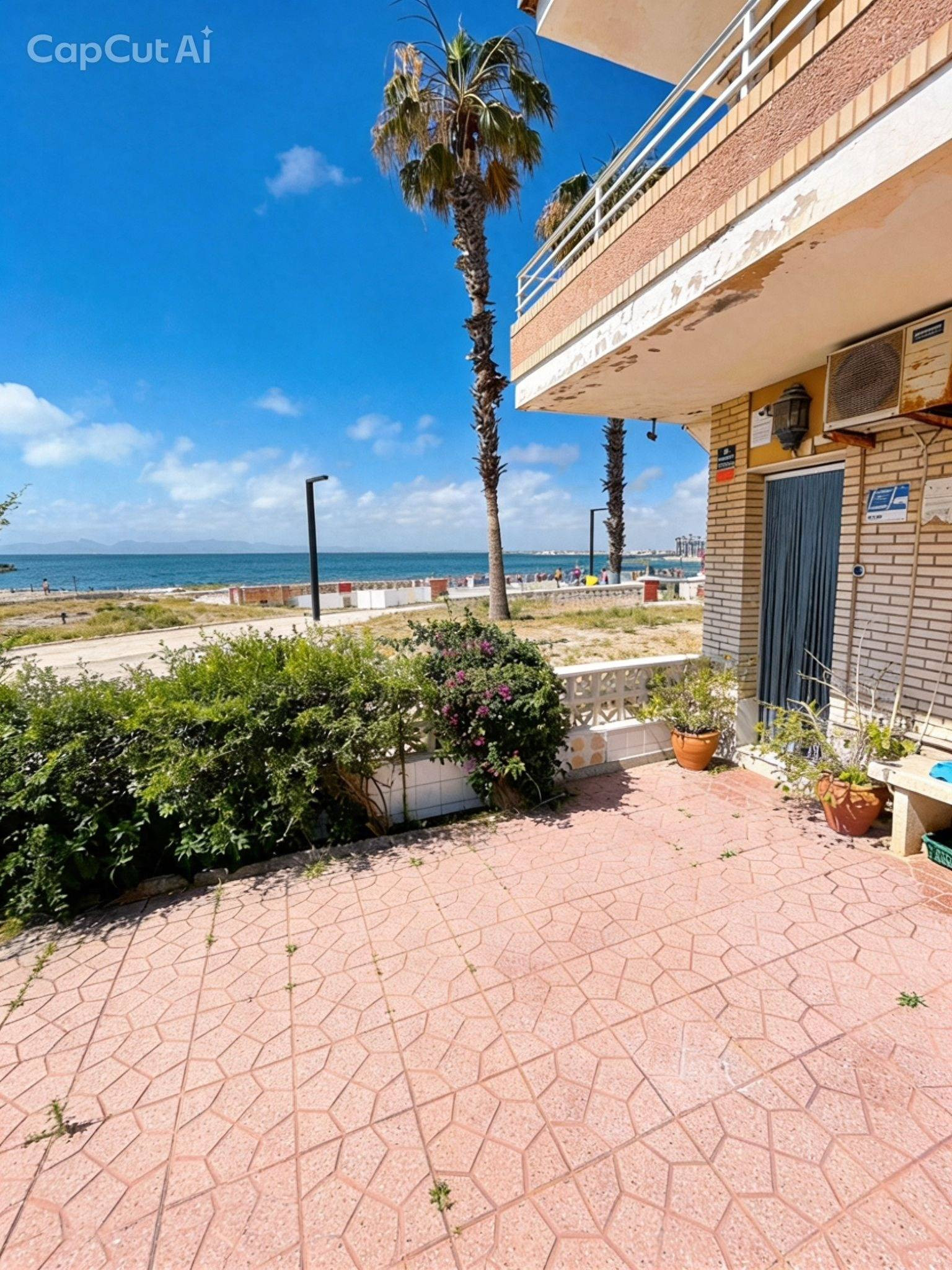 En Primera Línea y con acceso directo a la playa de Los Narejos. Casa con Jardín con excepcionales vistas al mar.
