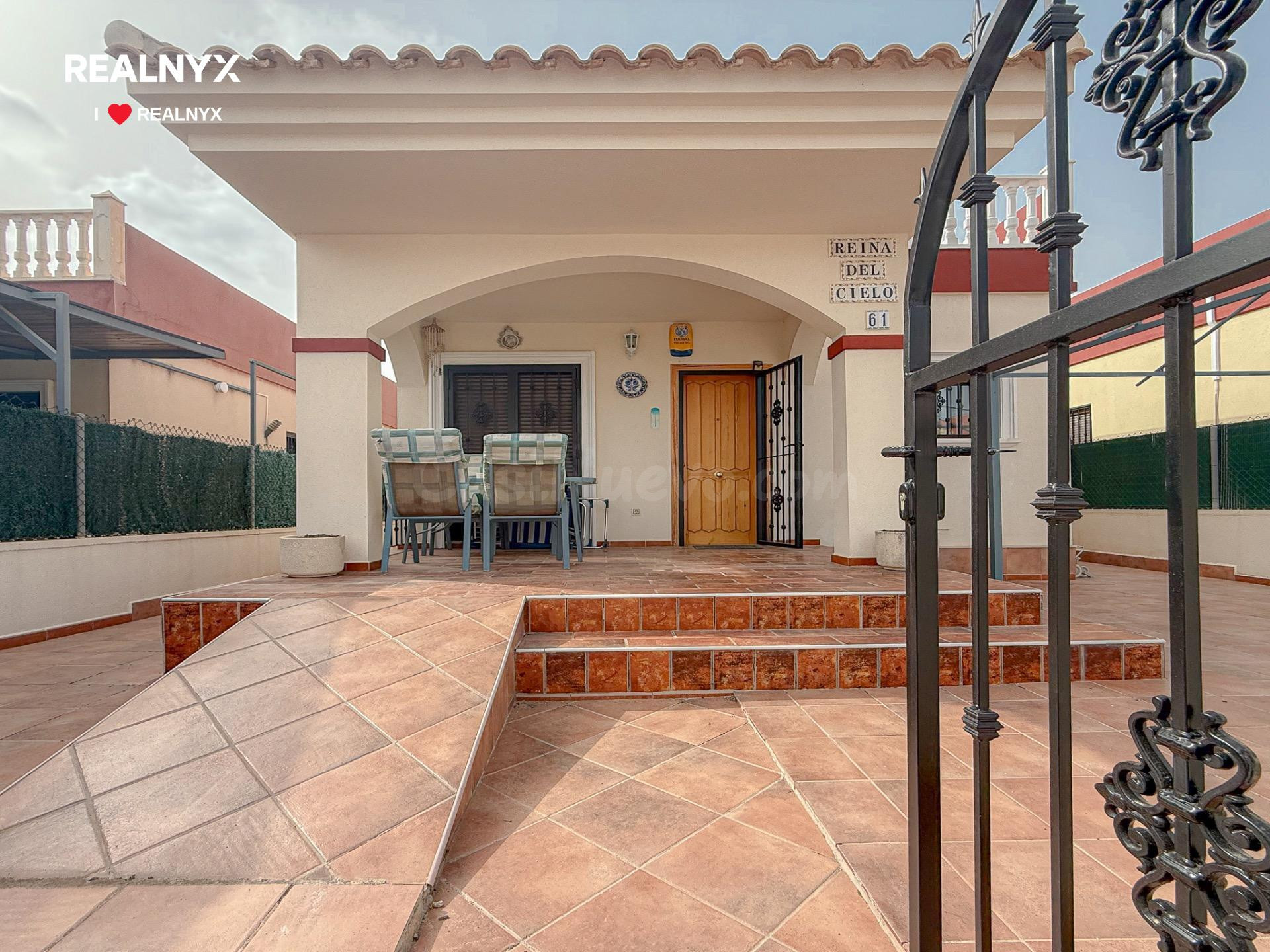 Aguas Nuevas! Espectacular chalet con gigantesco solarium y excelentes vistas + Amplia parcela con parking + Piscina comunitaria