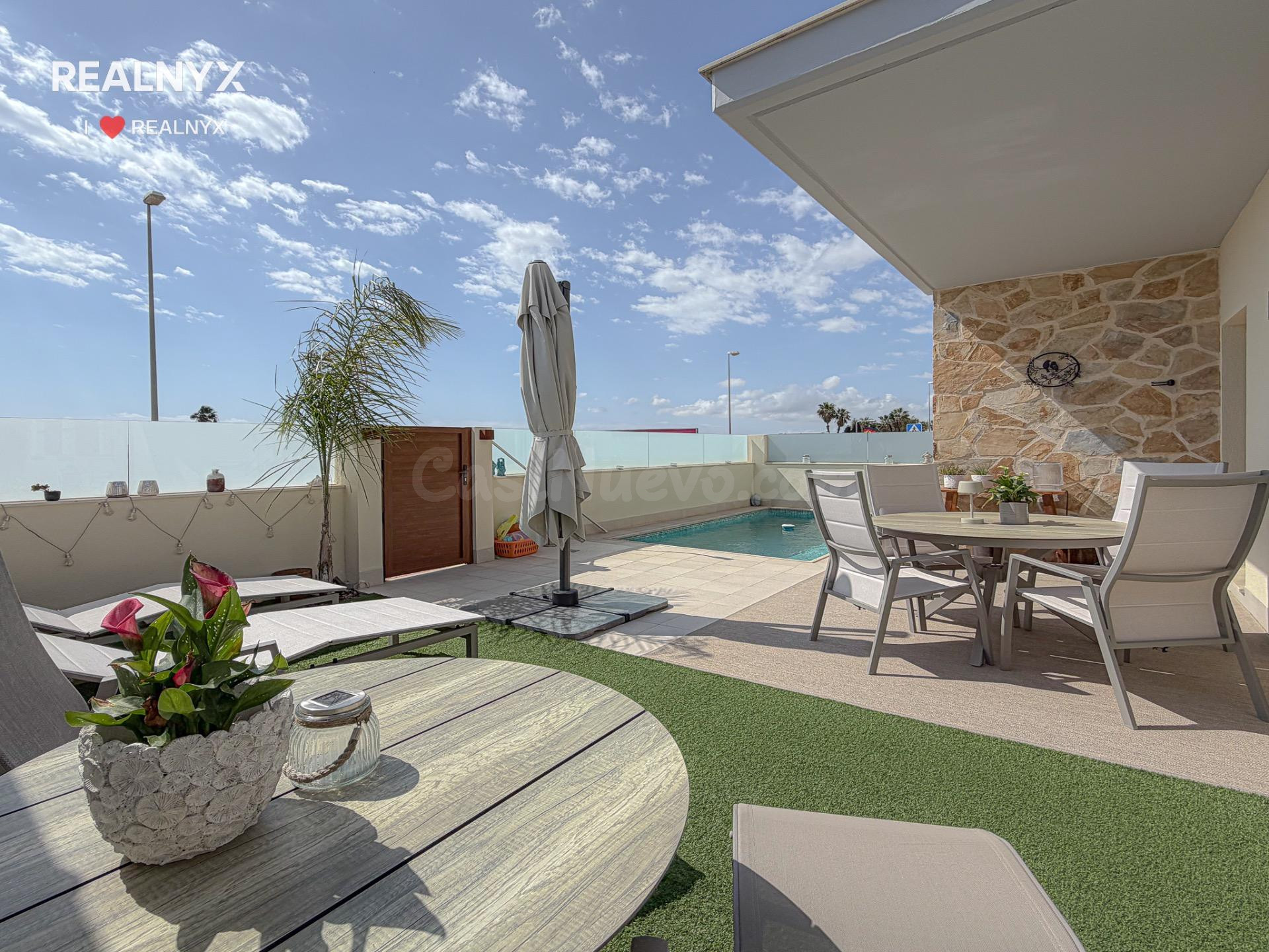 Extraordinario chalet (2018) con excelentes calidades + Piscina privada + Solarium privado con impresionantes vistas a la laguna rosa