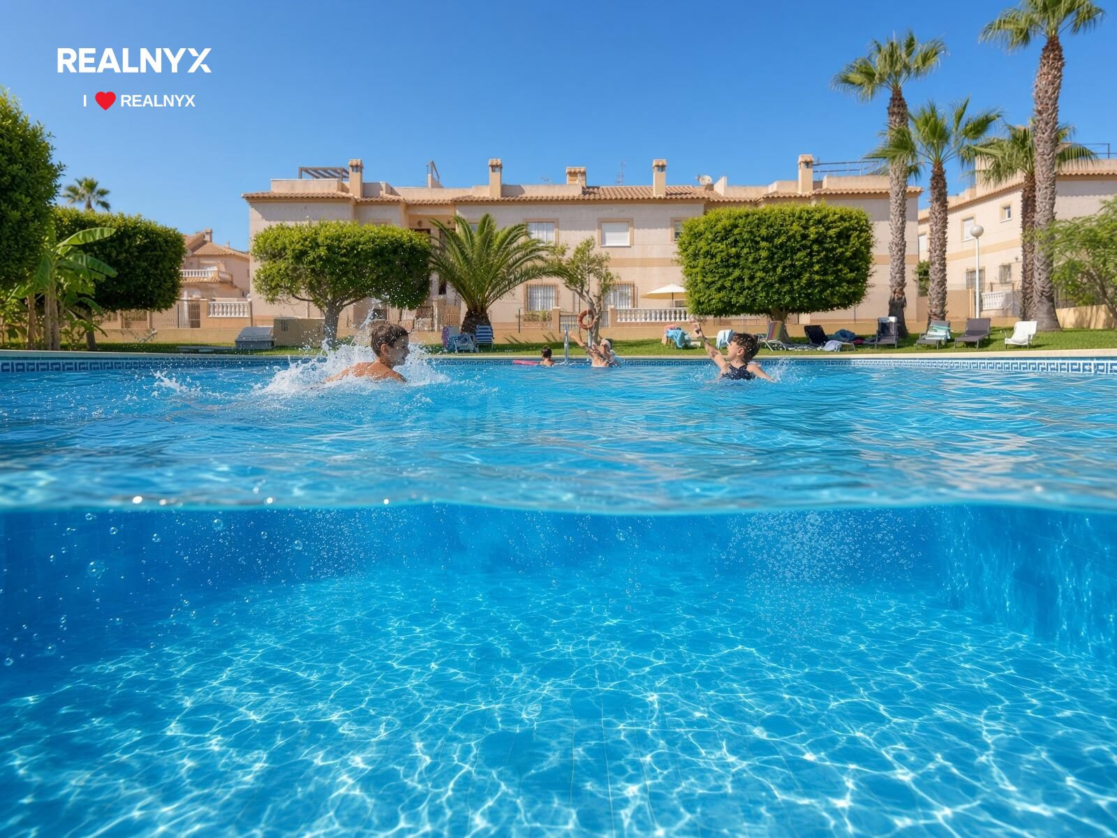 Encantador apartamento tipo bungalow con excelentes vistas despejadas en urbanización exclusiva con piscina comunitaria