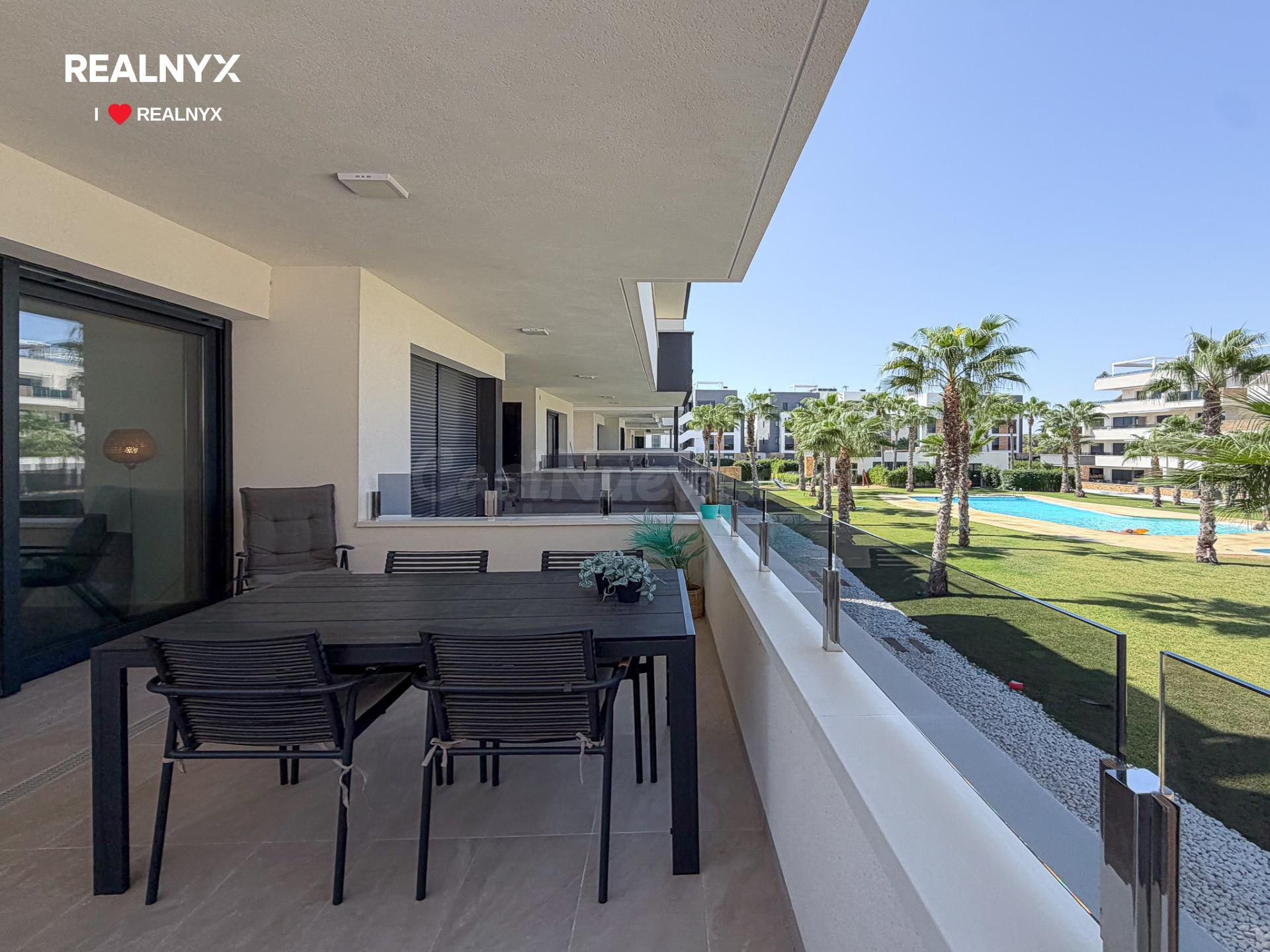 Orihuela Costa! Exclusivo apartamento (Año 2024) con increíble diseño y excelentes vistas a la piscina, en urbanización privada con piscina comunitaria + Garaje y Trastero