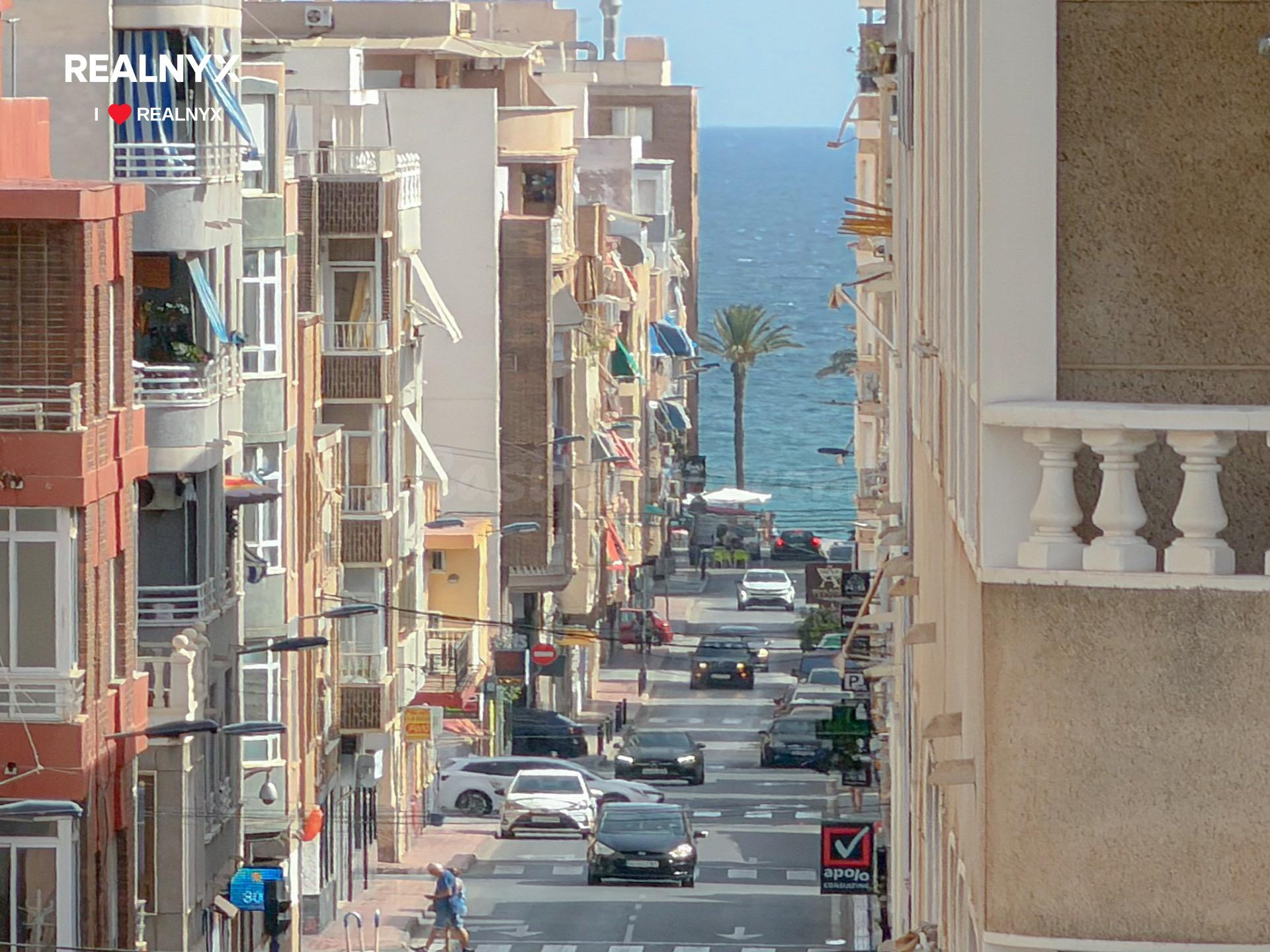 Amplio apartamento con excelente distribución de espacios + Terraza con vistas laterales al mar + Piscina comunitaria