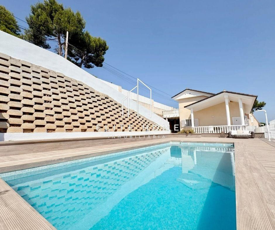 VILLA INDEPENDIENTE CON PISCINA PRIVADA EN CUMBRES DE CALICANTO