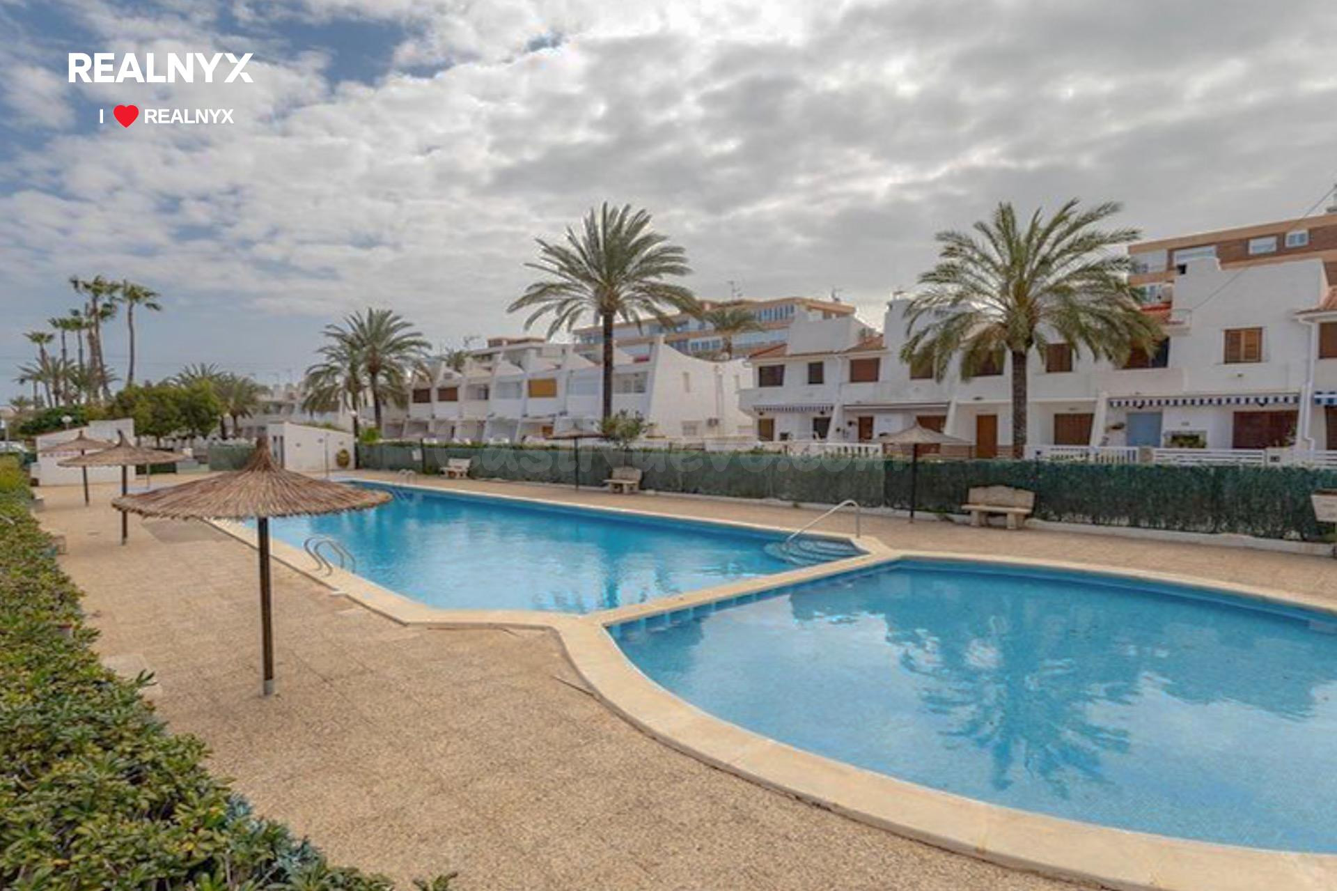 La Veleta! Acogedor apartamento exterior , con amplia terraza y vistas laterales al mar ubicación en urbanización exclusiva con piscina a 150 metros del mar