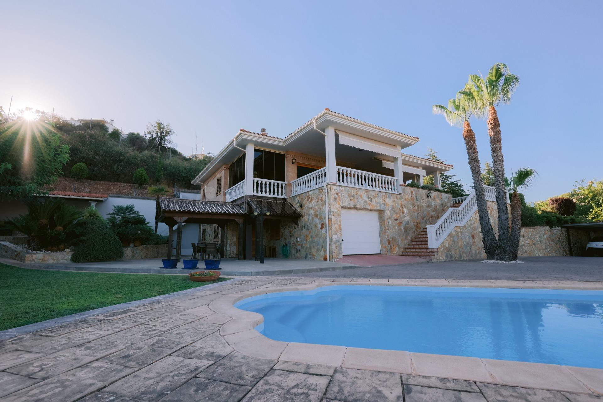 Chalet de lujo con piscina y pista de tenis frente al Puente Romano de Medellín - Badajoz