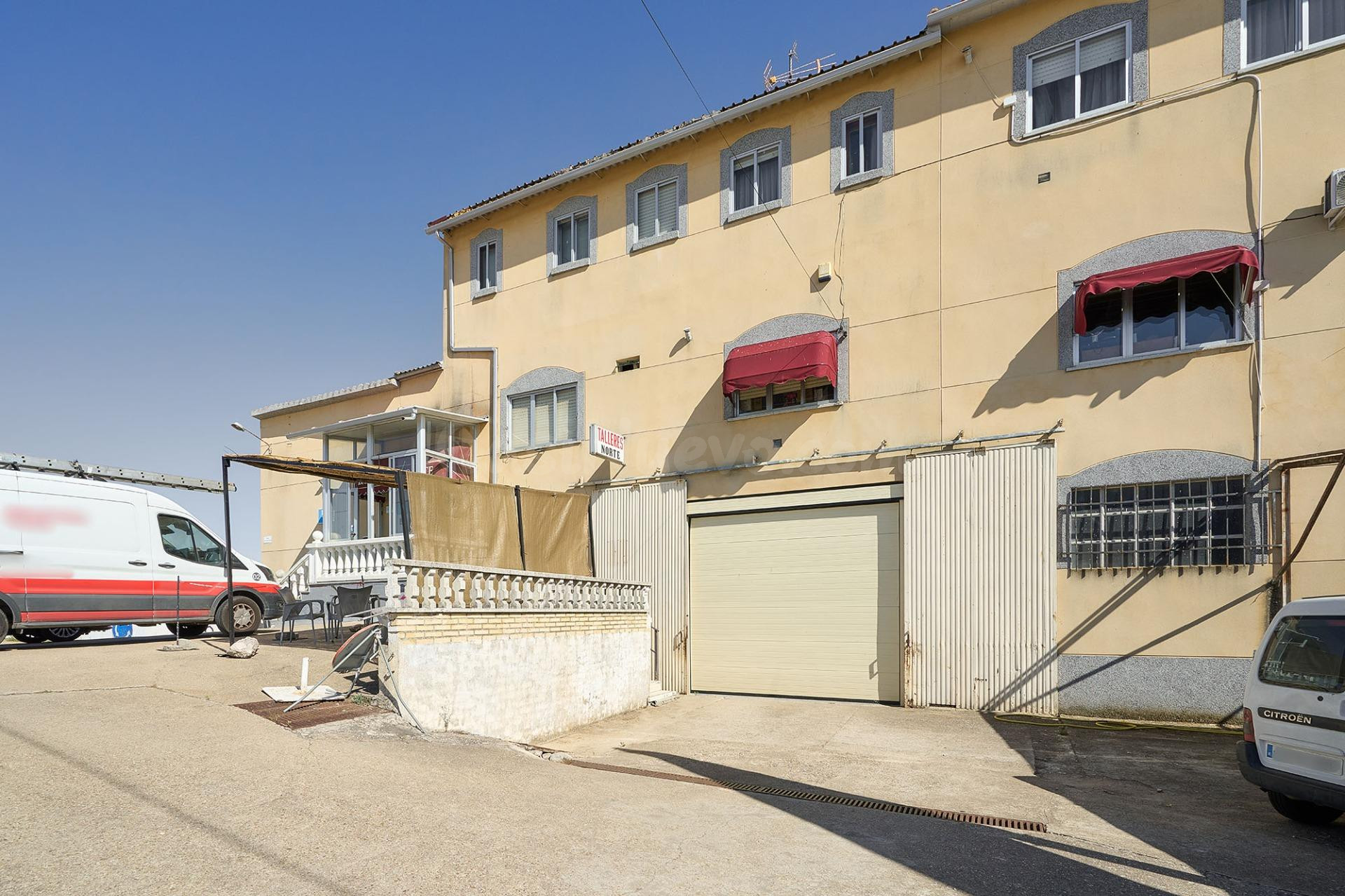 Edificio de 661 m2 con restaurante, pensión y vivienda a 15 