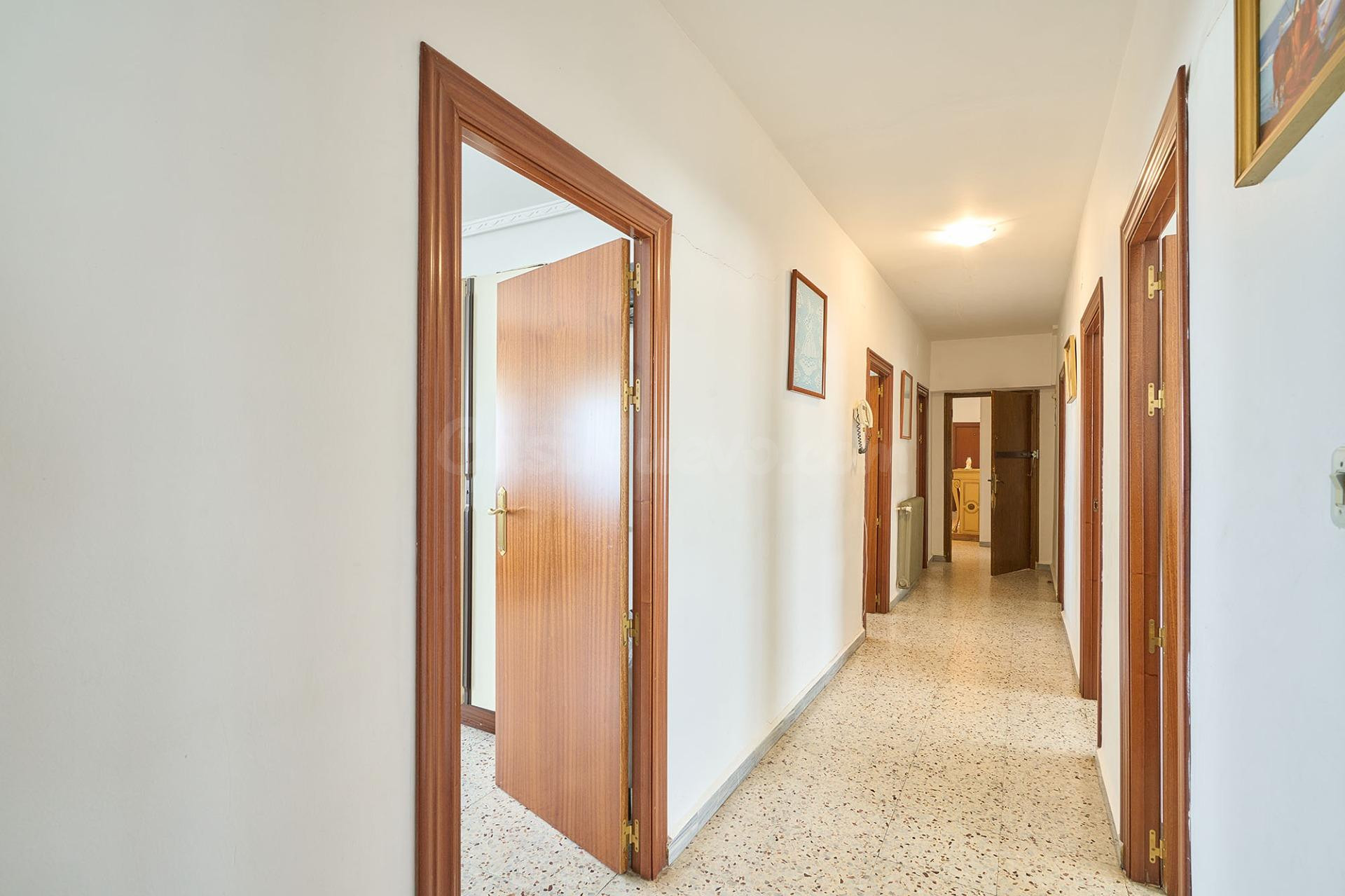 Edificio de 661 m2 con restaurante, pensión y vivienda a 15  - foto 4