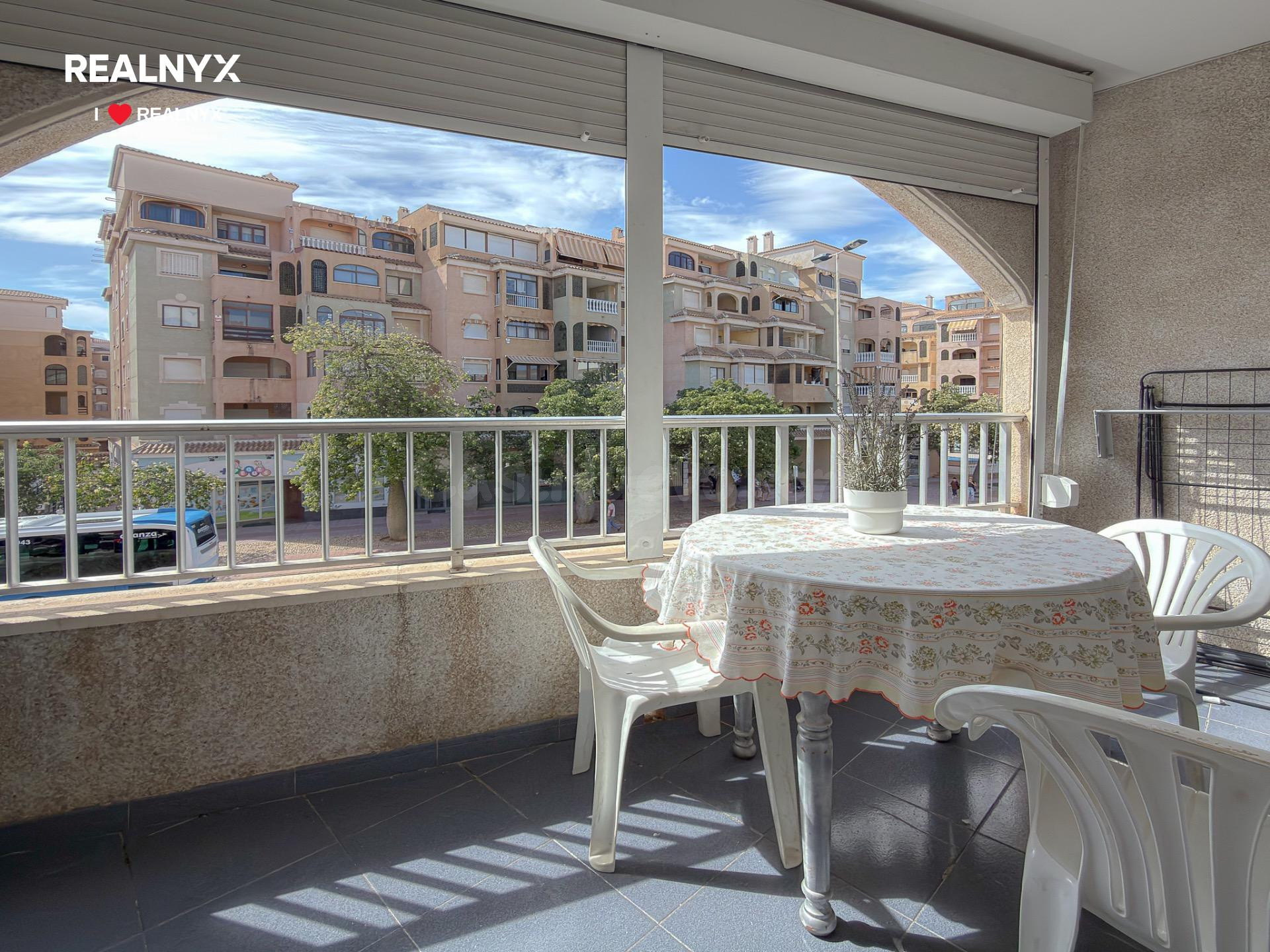 Luminoso apartamento con magnífico diseño + Amplia terraza con excelentes vistas despejadas