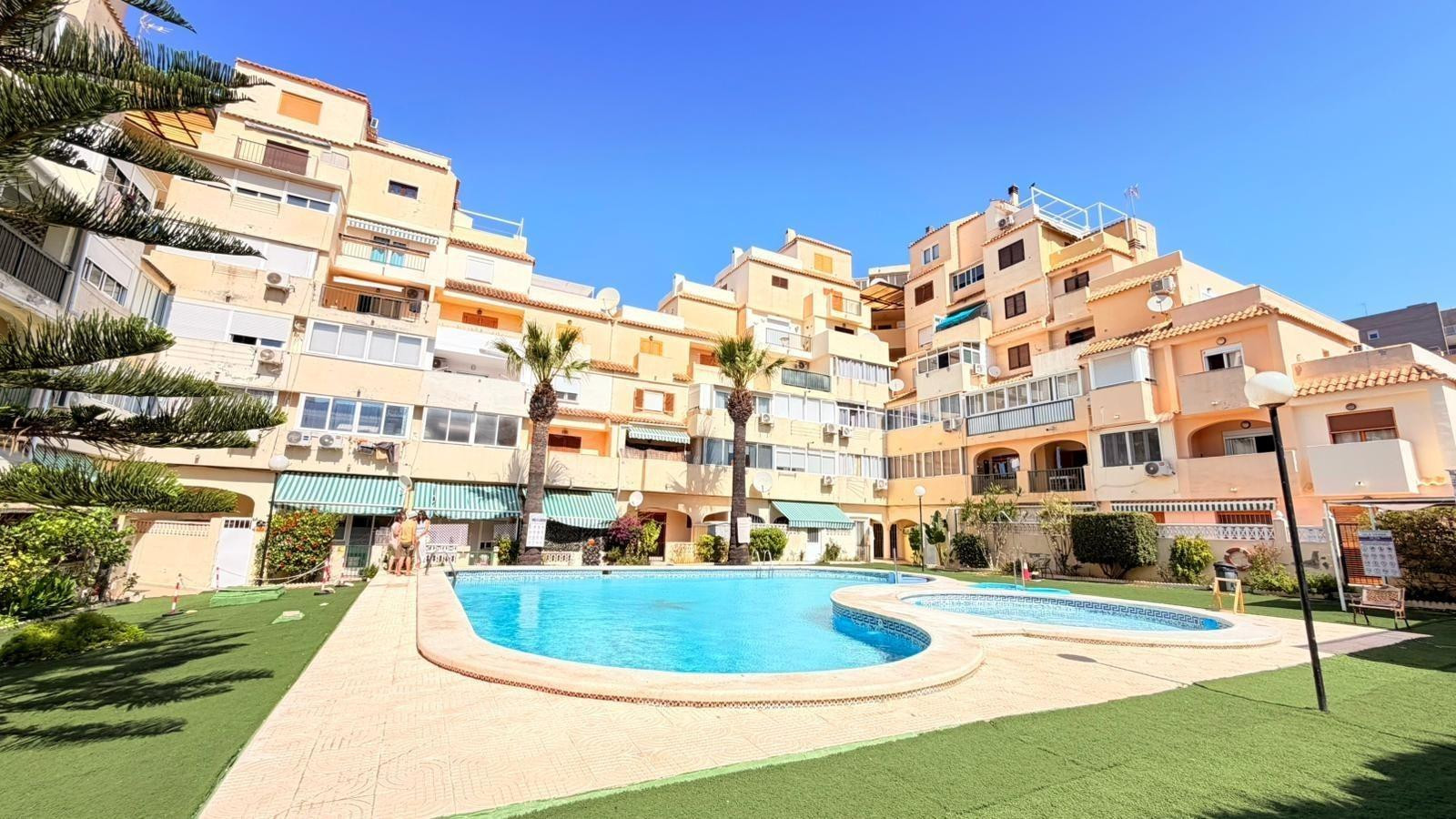 Apartamento en Torrevieja con piscina y vistas al mar