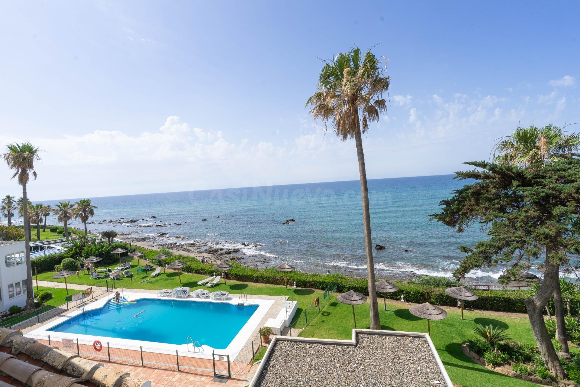Acogedor Piso en Primera Línea de Playa con Vistas al Mar en Mijas Costa