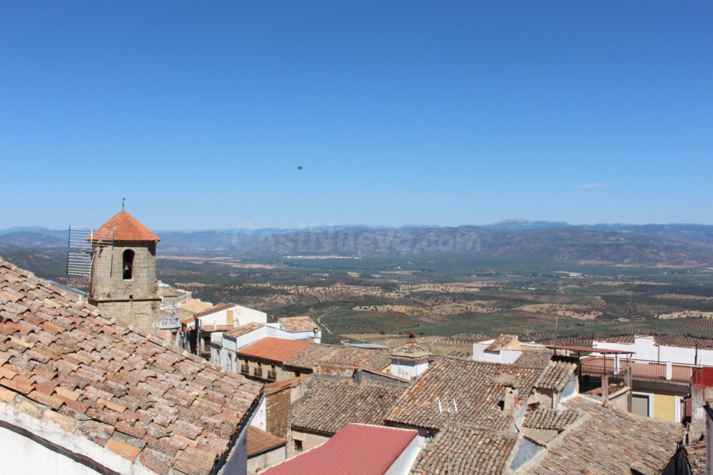 En plena sierra de Jaén , con todas las necesidades en su extraordinario pueblo.