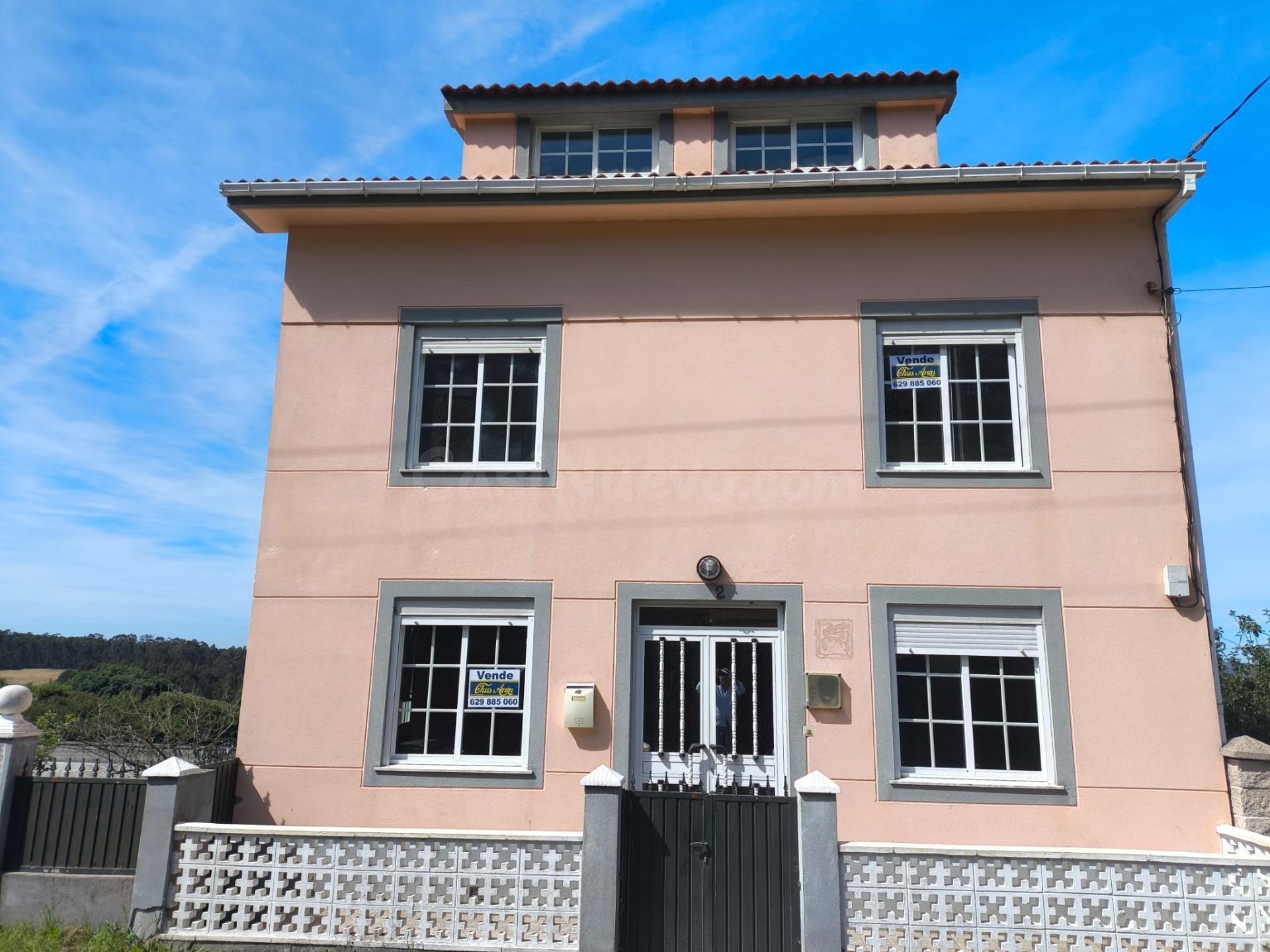 Casa Espaciosa con Vistas y Amplio Terreno en Seixas, Malpic
