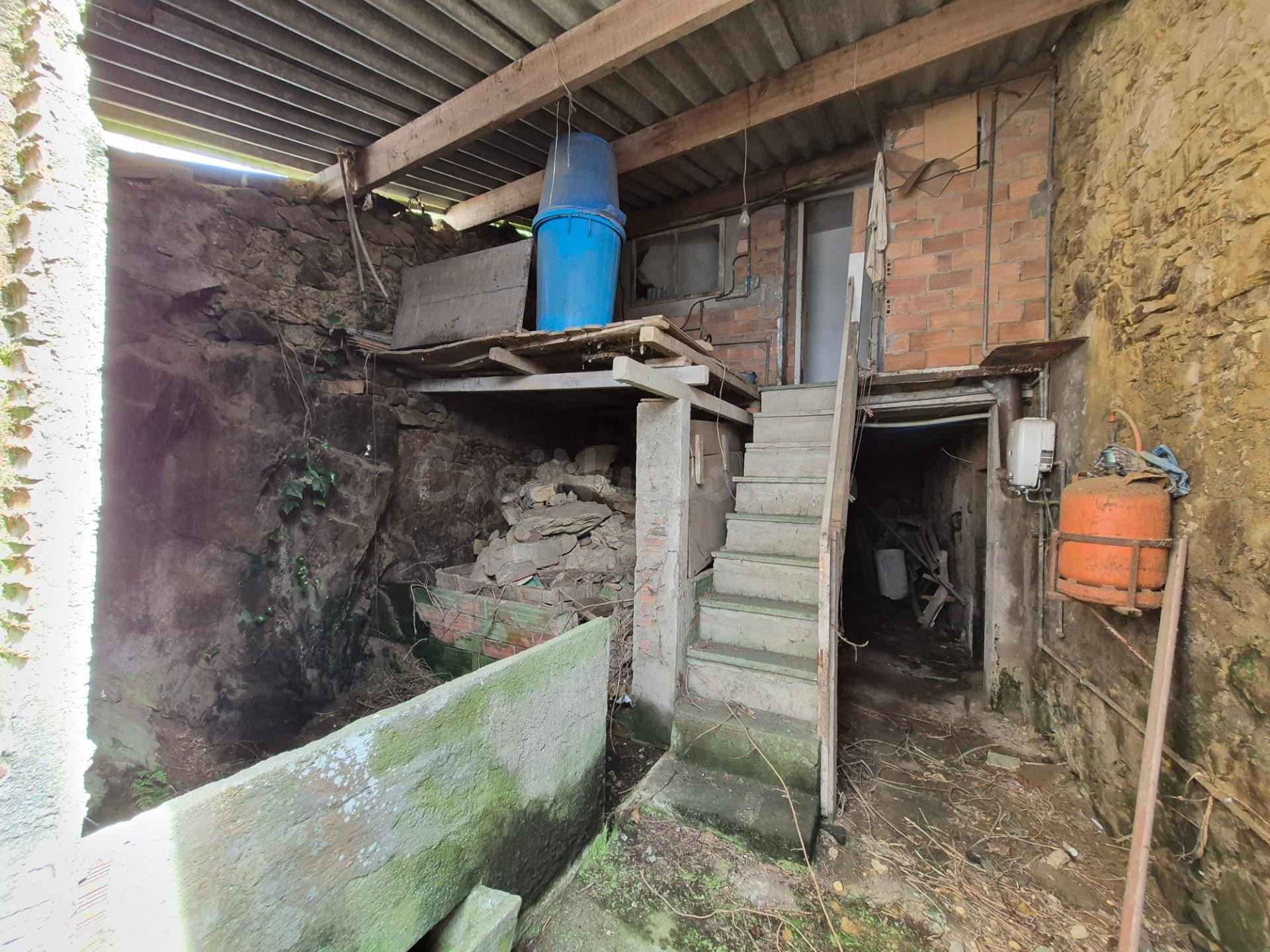 Antigua casa para restaurar en el centro de A Laracha - foto 5