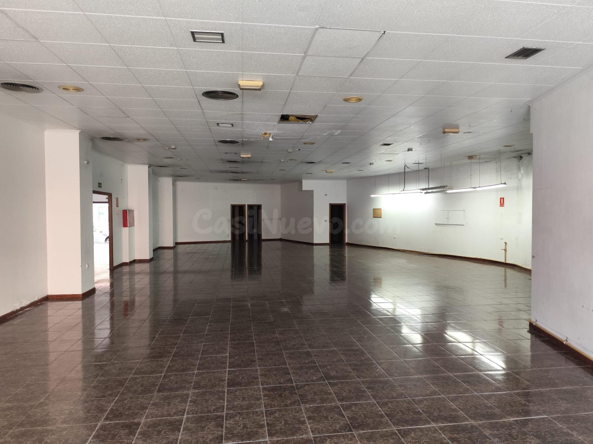 Amplio Bajo Comercial en Venta o Alquiler en Ubicación Estra - foto 2