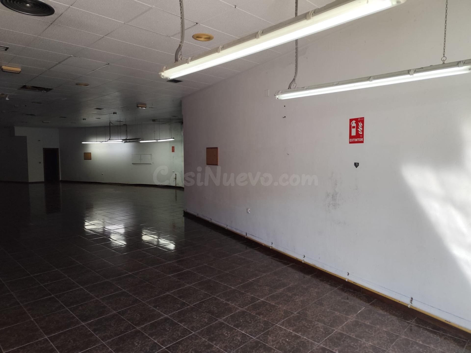 Amplio Bajo Comercial en Venta o Alquiler en Ubicación Estra - foto 3