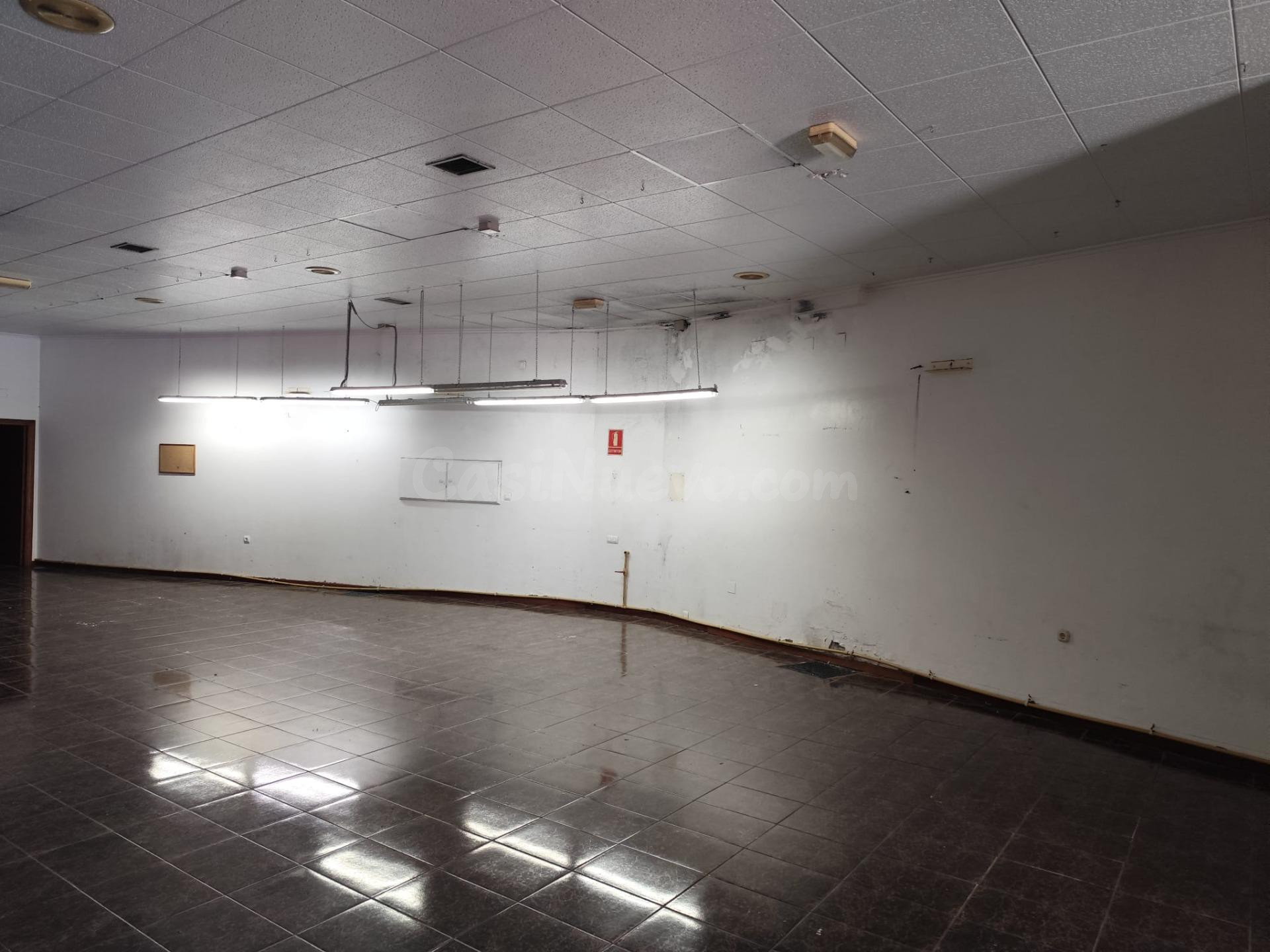 Amplio Bajo Comercial en Venta o Alquiler en Ubicación Estra - foto 4
