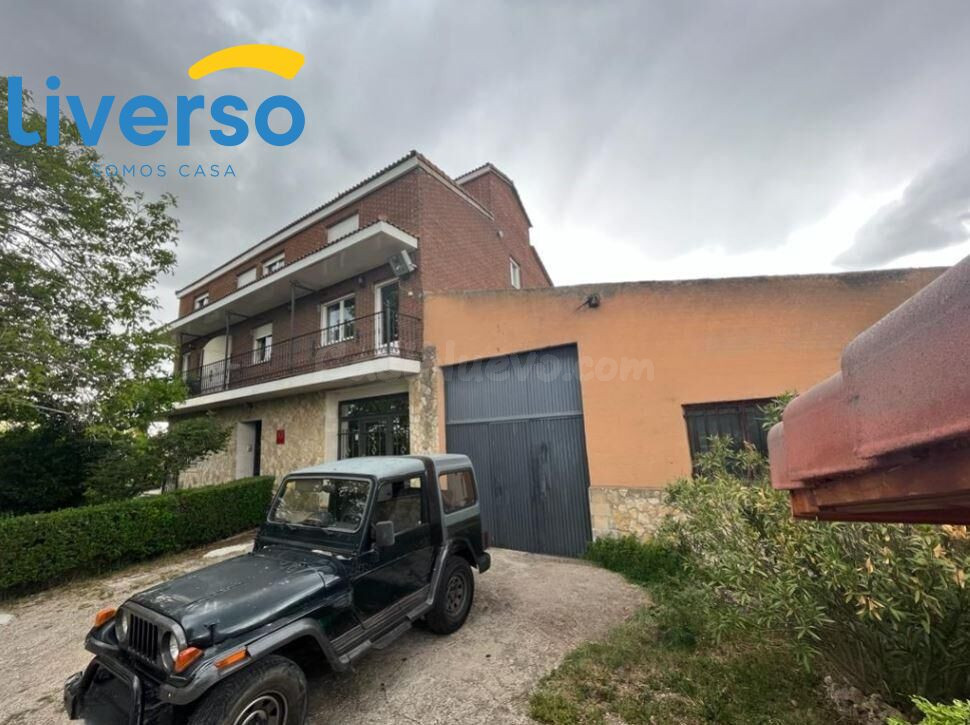 Se vende apartamentos turísticos con parcela y nave a 30 km 