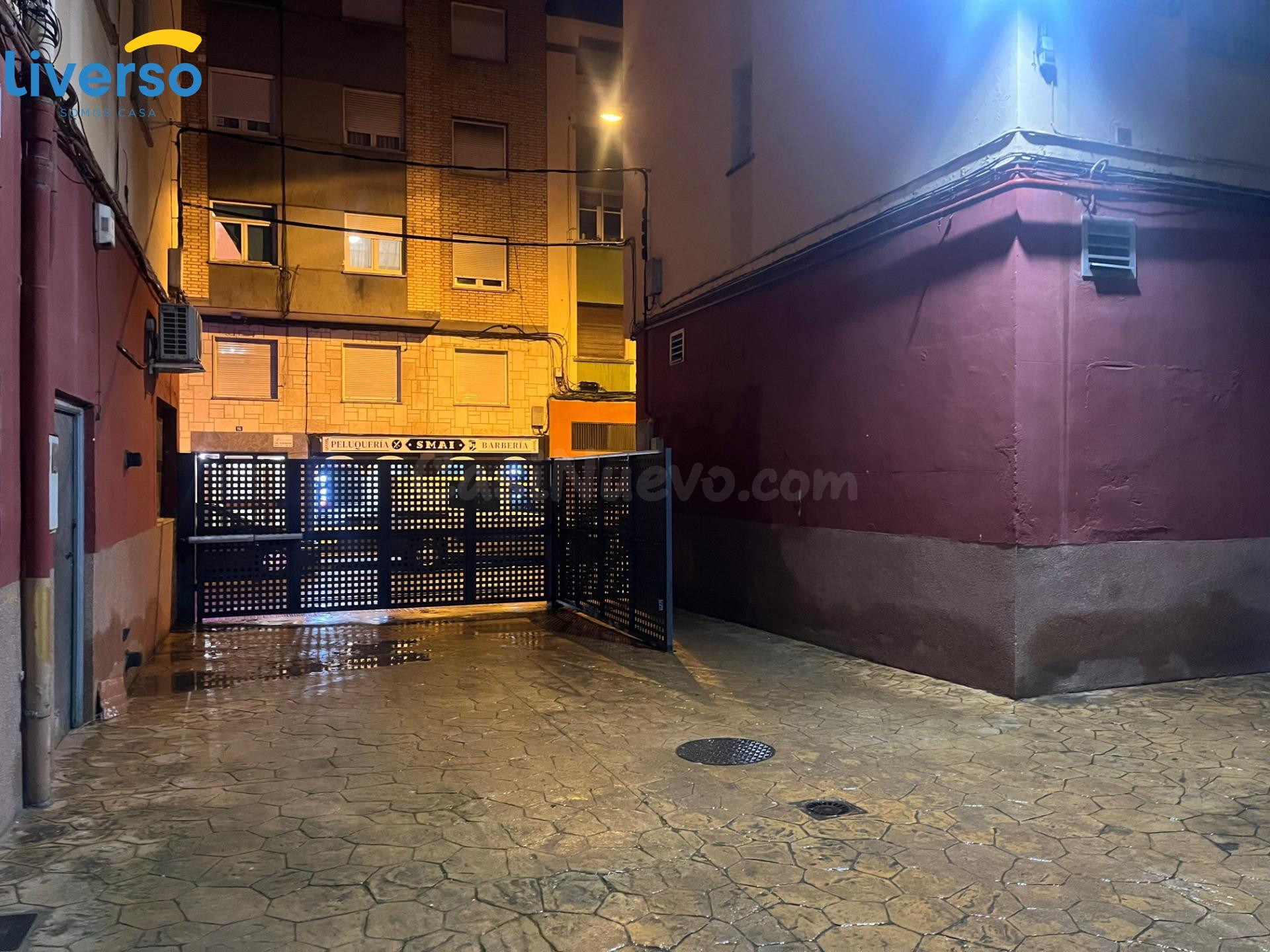 Garaje en venta en Calle Hospicio – Amplio, seguro y con espacio extra