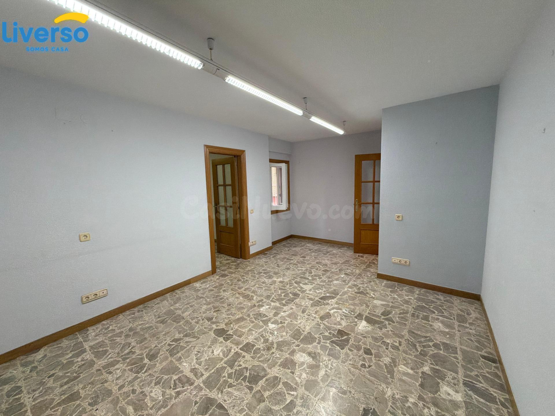 ATENCION INVERSORES, SE VENDE AMPLIO LOCAL EN EL CENTRO DE BURGOS PARA CONVERTIR EN APARTAMENTOS.