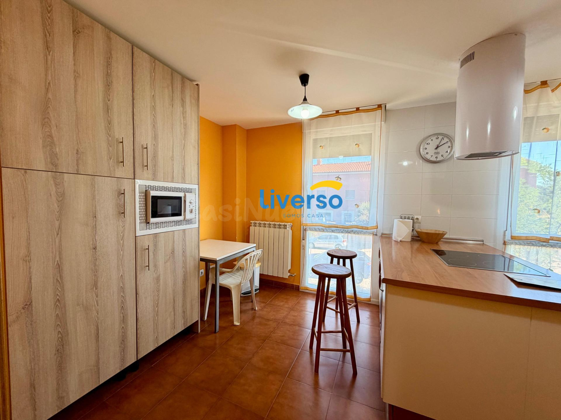 ESPECTACULAR CHALET ADOSADO CON JARDÍN PRIVADO, ÁTICO Y GARA