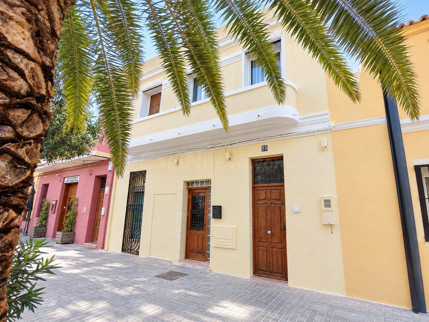 Venta exclusiva de planta baja en 1ª línea de la Playa de la Malvarrosa | 144 m2 con patio