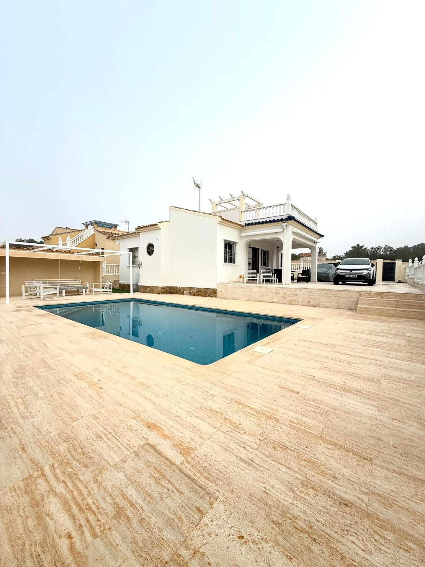 Exclusiva villa cerca del mar, diseñada para el descanso y la privacidad