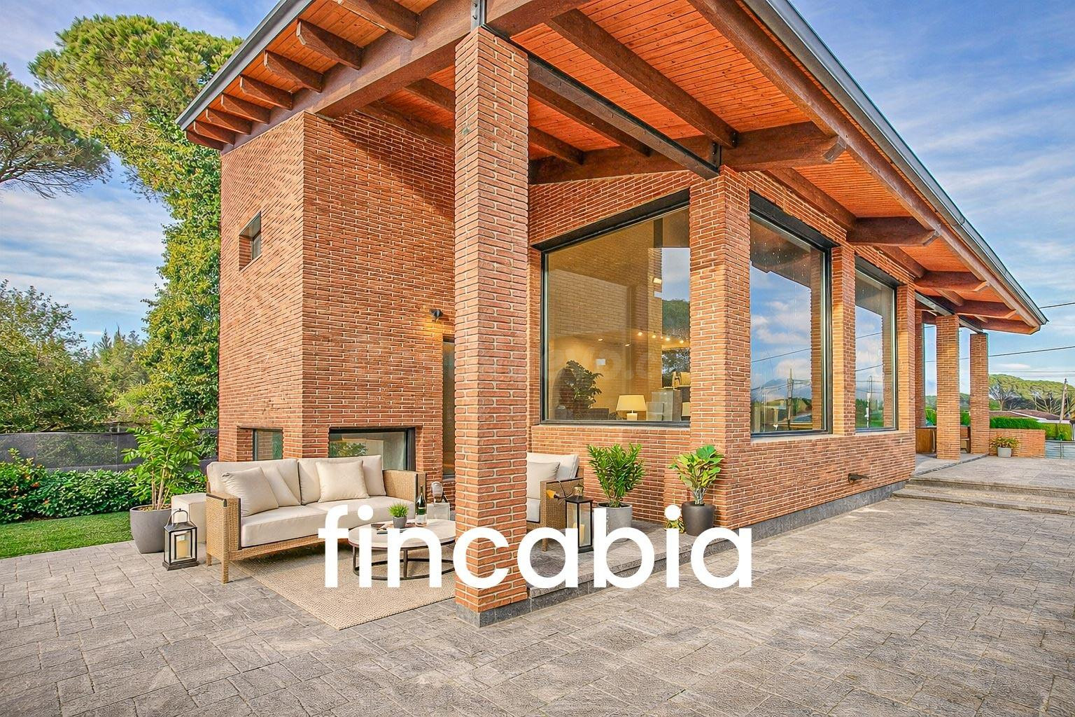 Casa unifamiliar aislada con piscina en venta en Sils: 459 m2 para transformar con proyecto.