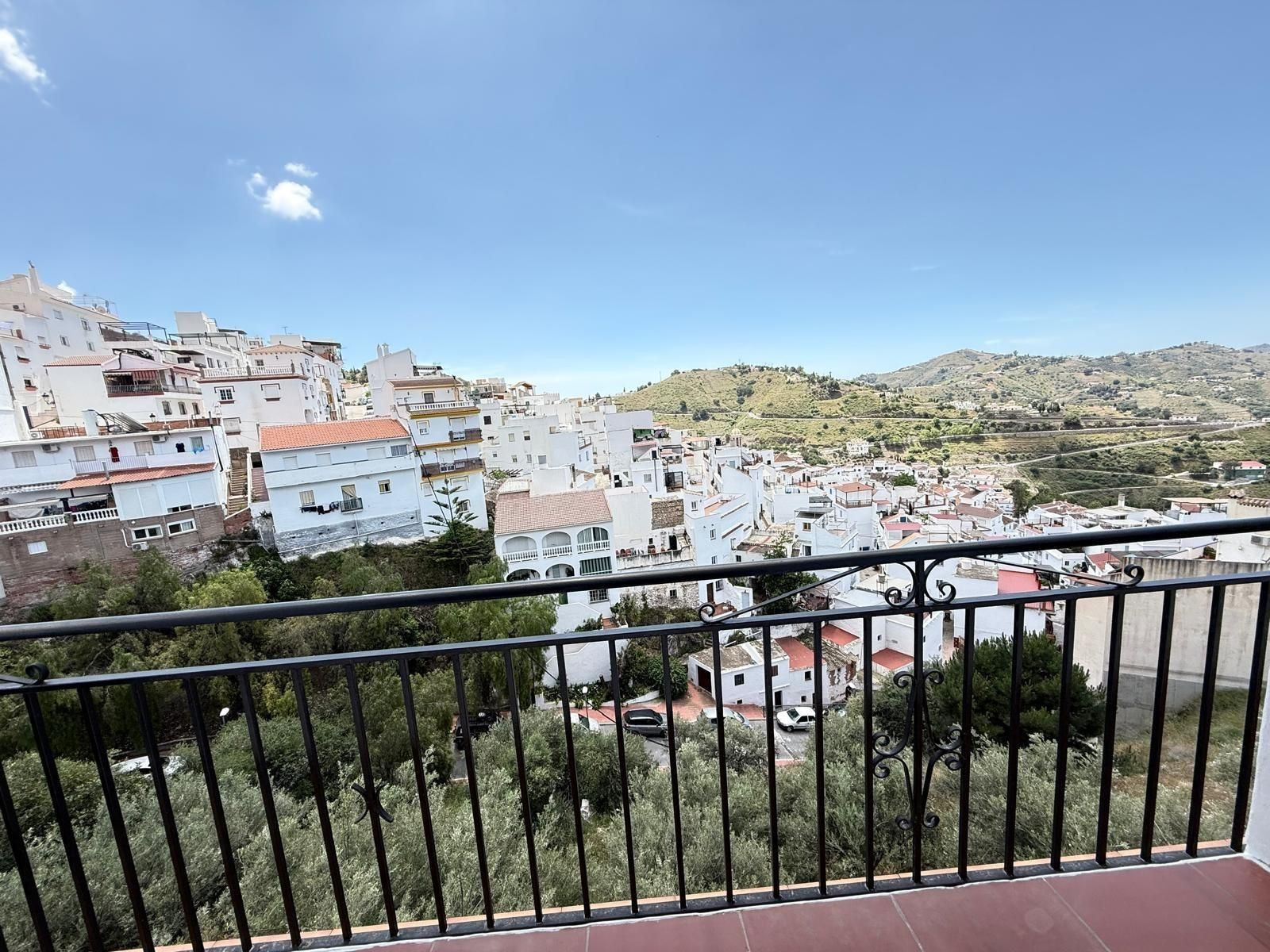 Oportunidad única de inversión en Cómpeta: Gran chalet con f - foto 2