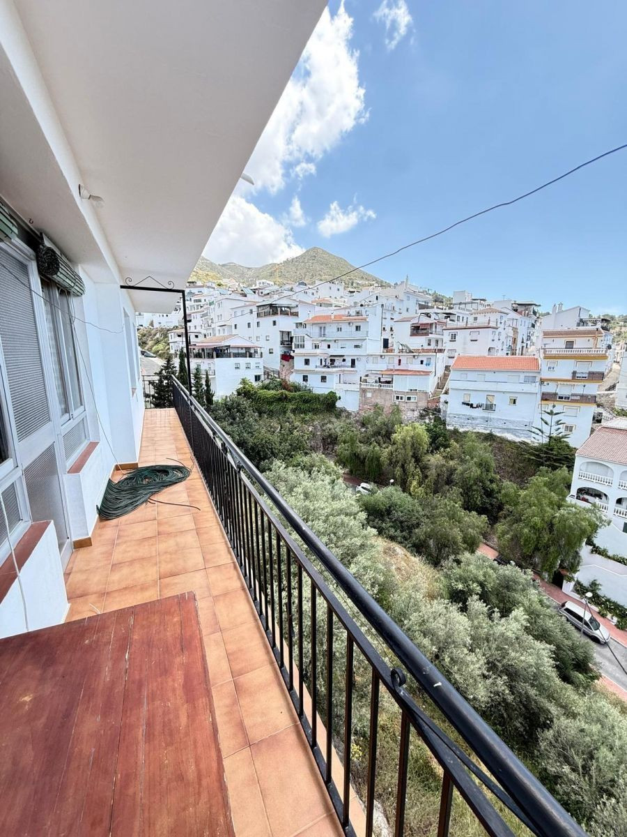 Oportunidad única de inversión en Cómpeta: Gran chalet con f - foto 3