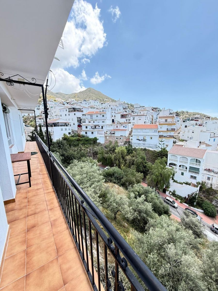 Oportunidad única de inversión en Cómpeta: Gran chalet con f - foto 4