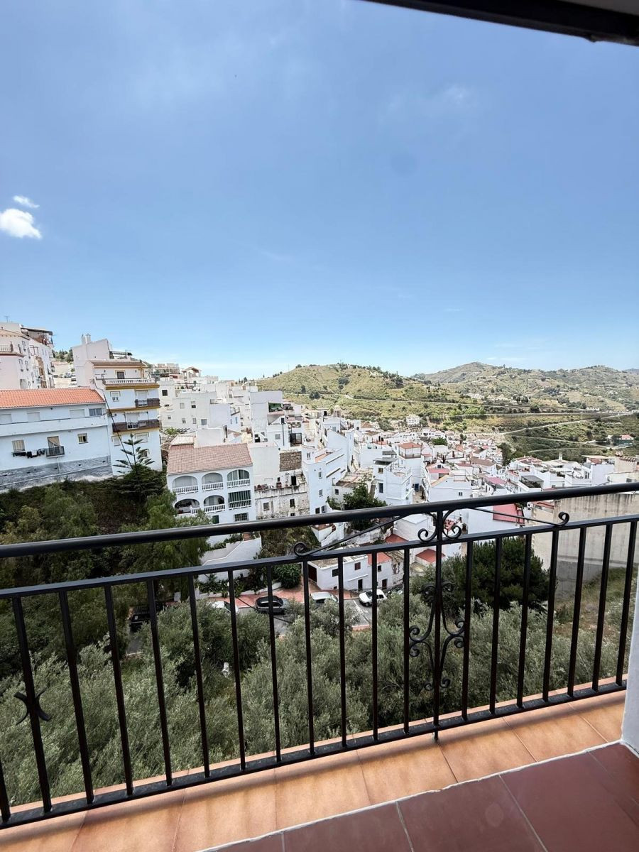Oportunidad única de inversión en Cómpeta: Gran chalet con f - foto 5