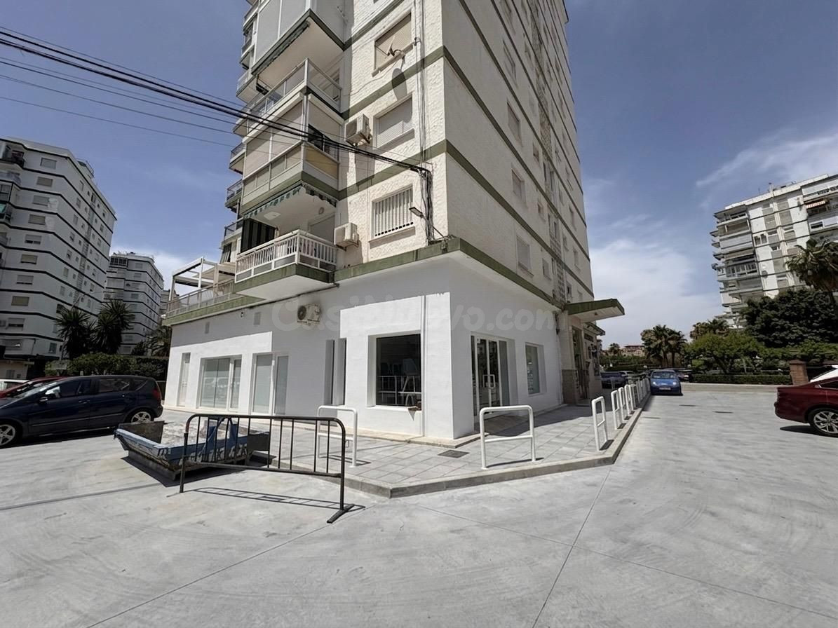 Excelente Local Comercial con Altillo, almacén y Parking Pri - foto 4