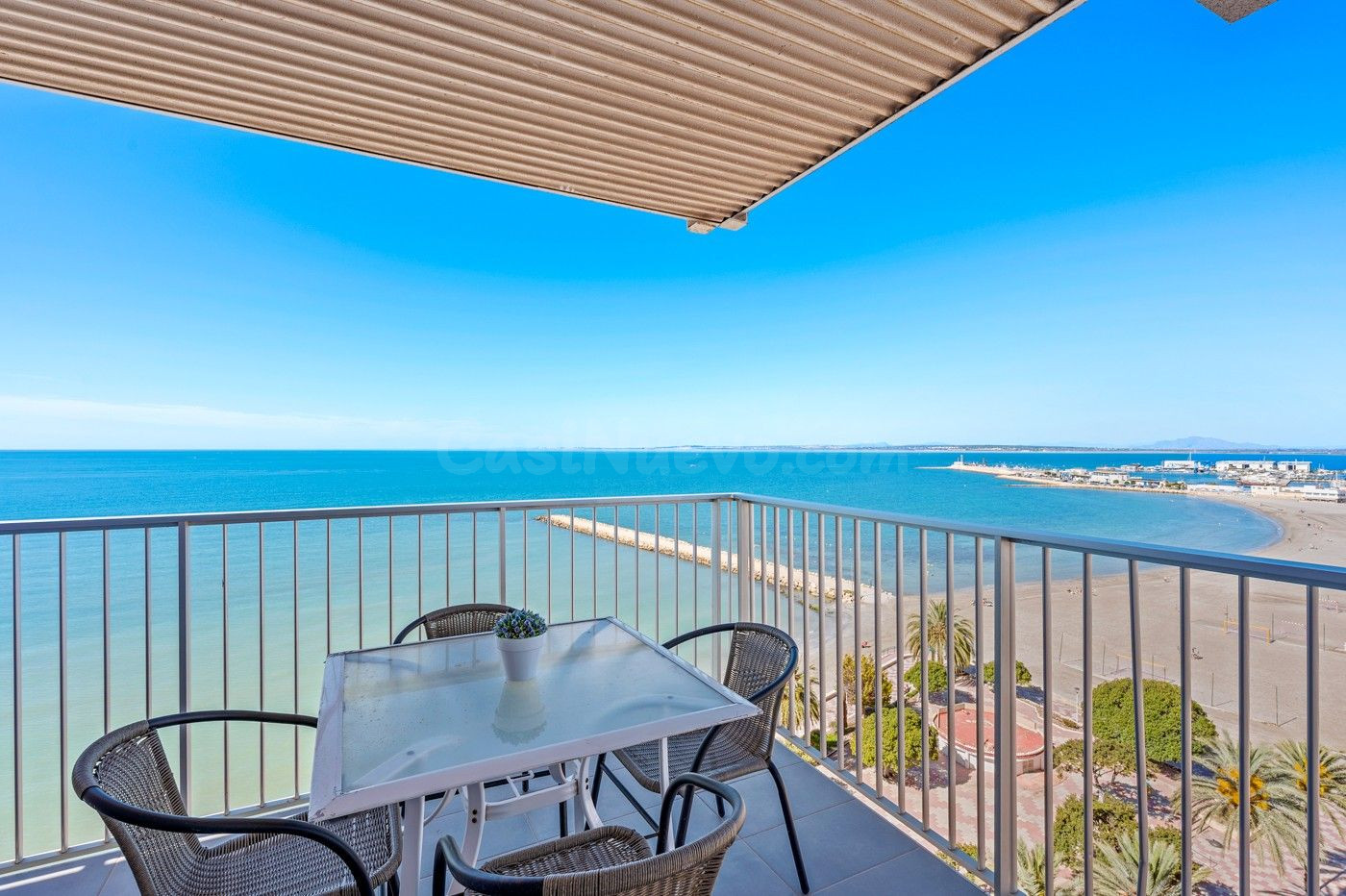 Apartamento de 3 dormitorios con vistas panorámicas al mar en Santa Pola.