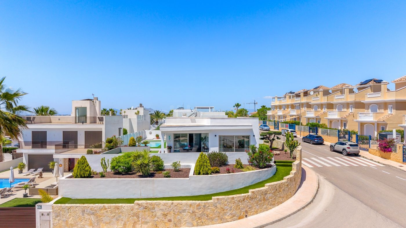 Moderna villa de 3 dormitorios en una sola planta con piscina y vistas despejadas en La Marina
