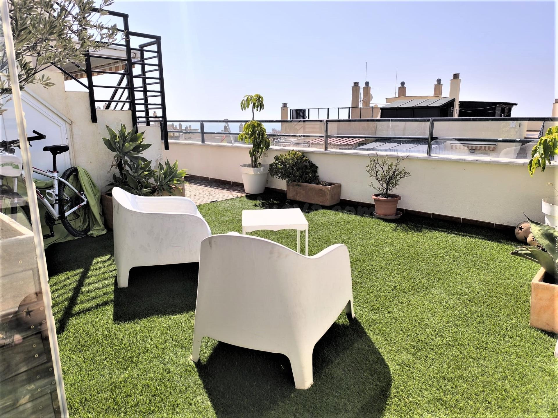 Exclusivo Ático en Venta con Impresionantes Vistas al Mar y la Montaña