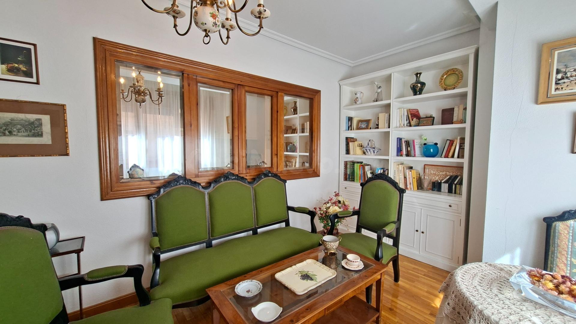 Apartamento en Calle Santa María:  luz de mañana, centro y m